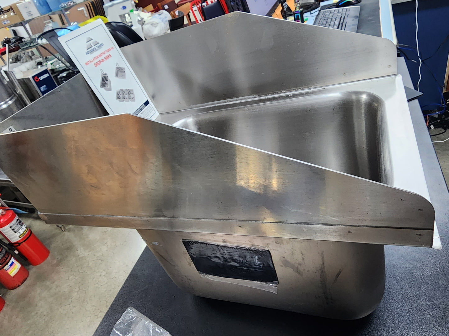 New Advance Tabco Sink with 6" Tapered Side Splash - 10" x 14" x 10" Bowl - Faucet NOT Included