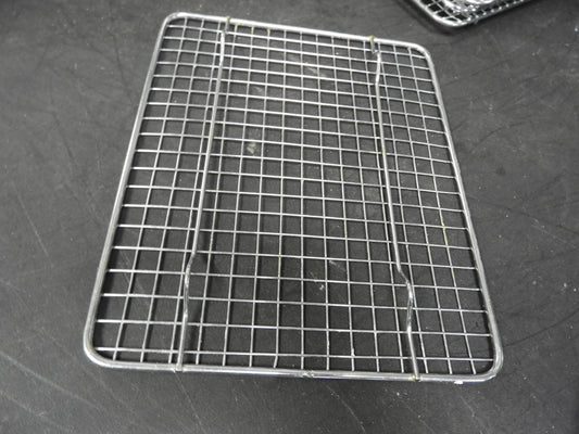 Used Winco PGW-810 8" x 10" Half-Size Footed Chrome Plated Steel Wire Cooling Rack / Pan Grate C IP