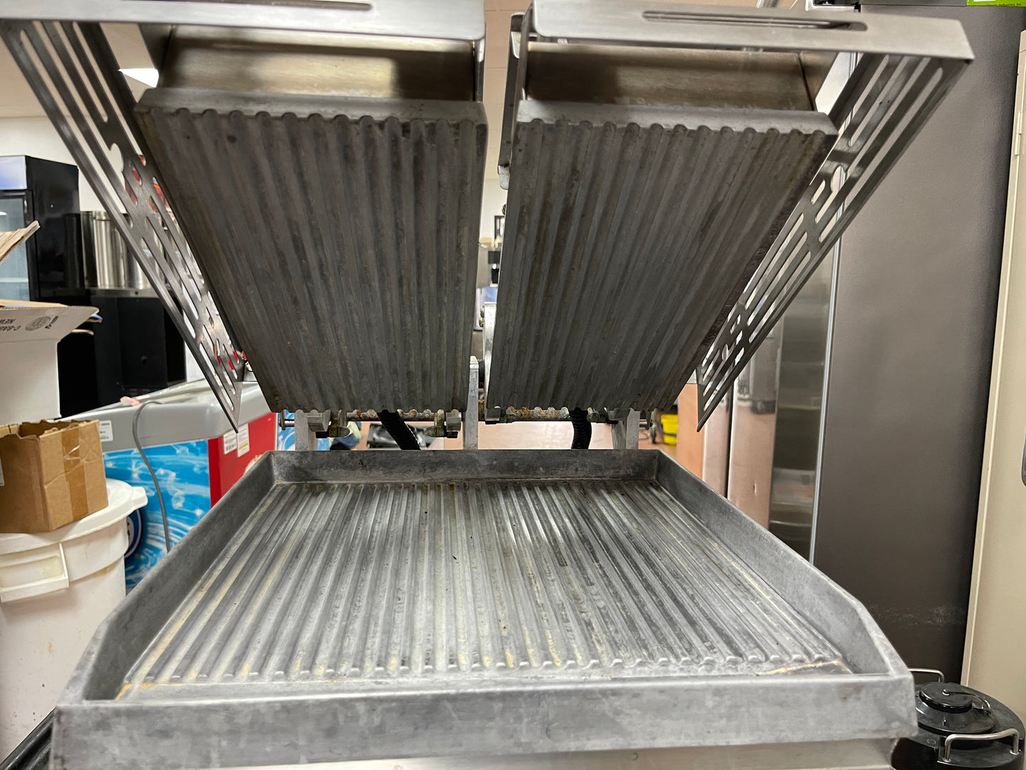 Used Star Pro-Max Split Lid 14" Two Sided Panini Press Grill 120V