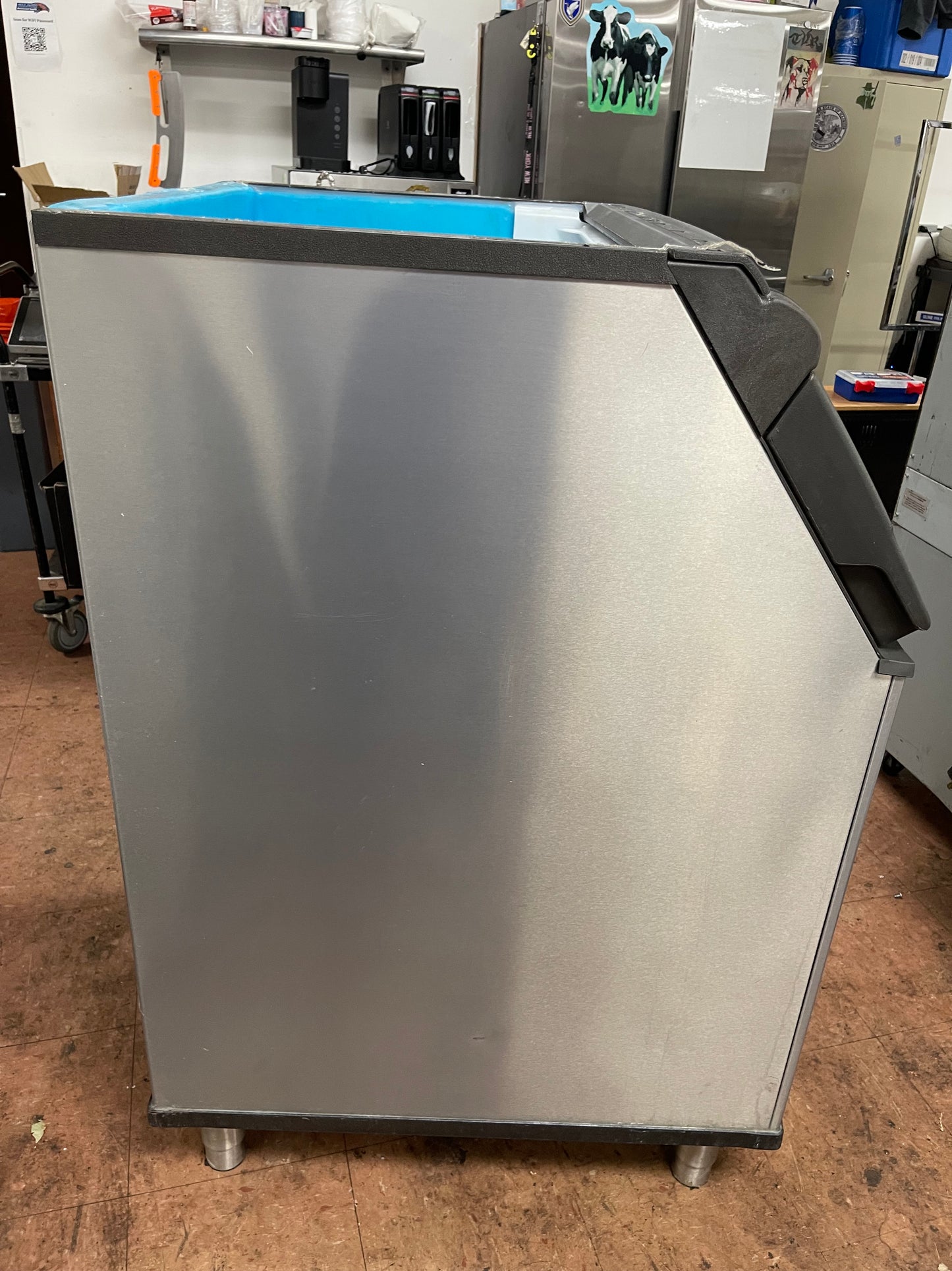 Used Manitowoc D570 30" Commercial Ice Machine Maker Bin - 532lbs - JS