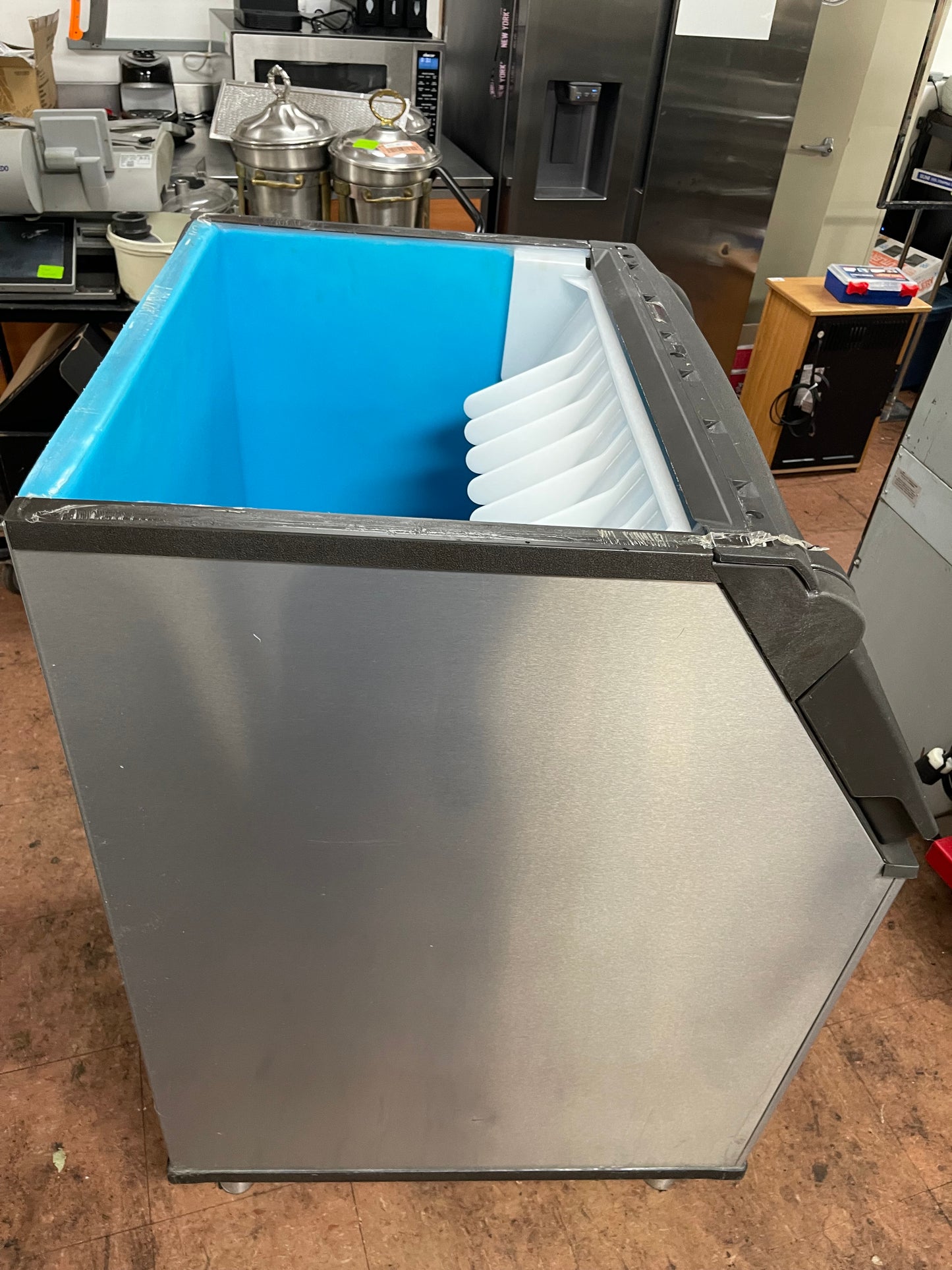 Used Manitowoc D570 30" Commercial Ice Machine Maker Bin - 532lbs - JS