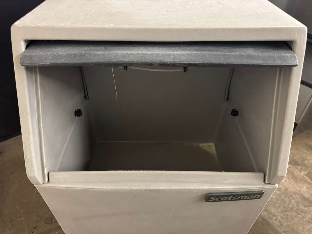 Used Scotsman AFE424A-1A Air Cooled Undercounter Flake Ice Machine 115V