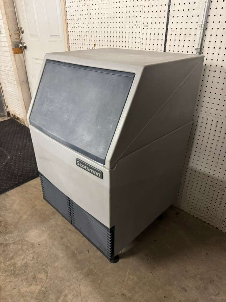Used Scotsman AFE424A-1A Air Cooled Undercounter Flake Ice Machine 115V