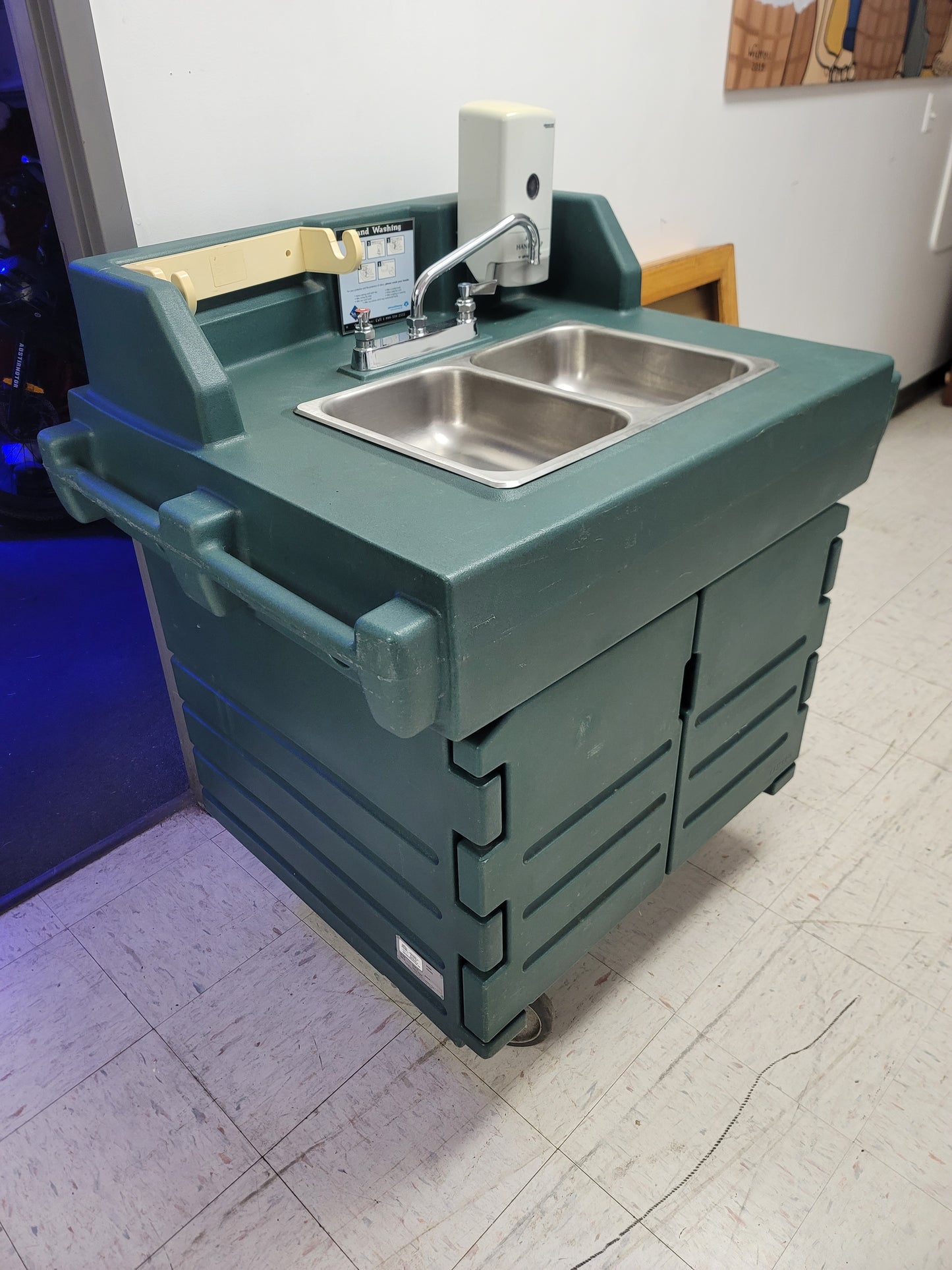 Used Cambro KSC402519 Green CamKiosk Portable Self-Contained Hand Sink Cart - 110V