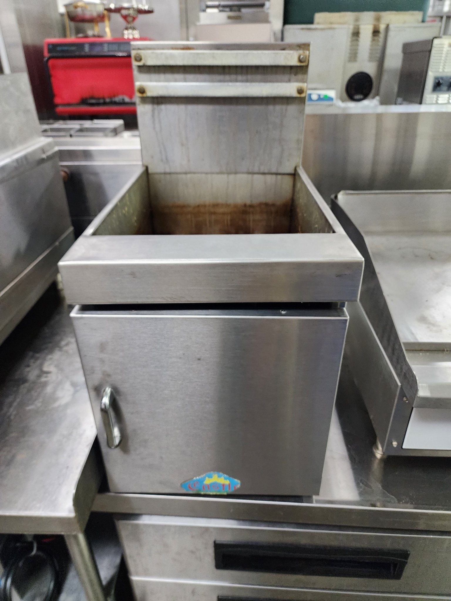 Used Comstock - Castle 14HC Full Pot 35lb Countertop Gas Fryer LPG - Falcon Restaurant Supply - 1