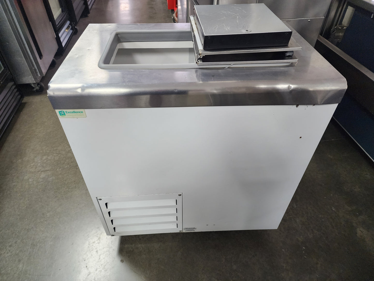 Excellence Industries HFF-2HC 31 1/2" Stand Alone Ice Cream Dipping Cabinet w/ 4 Tub Capacity - White, 115v