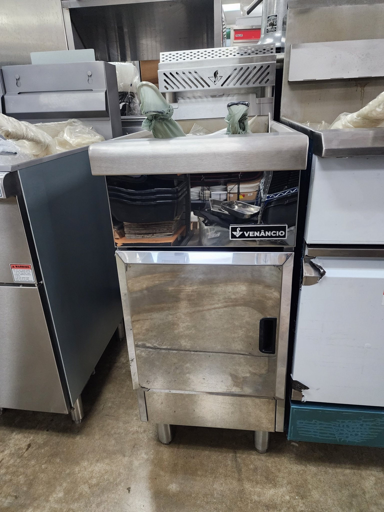 New Venancio RFB40G - CB - Prime Restaurant Series Floor Fryer 40lb - Natural Gas/LP on Legs - Falcon Restaurant Supply - 1