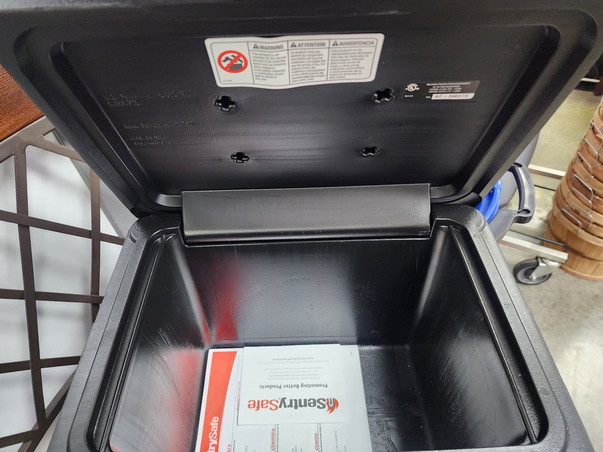 New File Safe, 0.6 cu ft, 32 lb, Privacy Key Lock - Falcon Restaurant Supply - 2