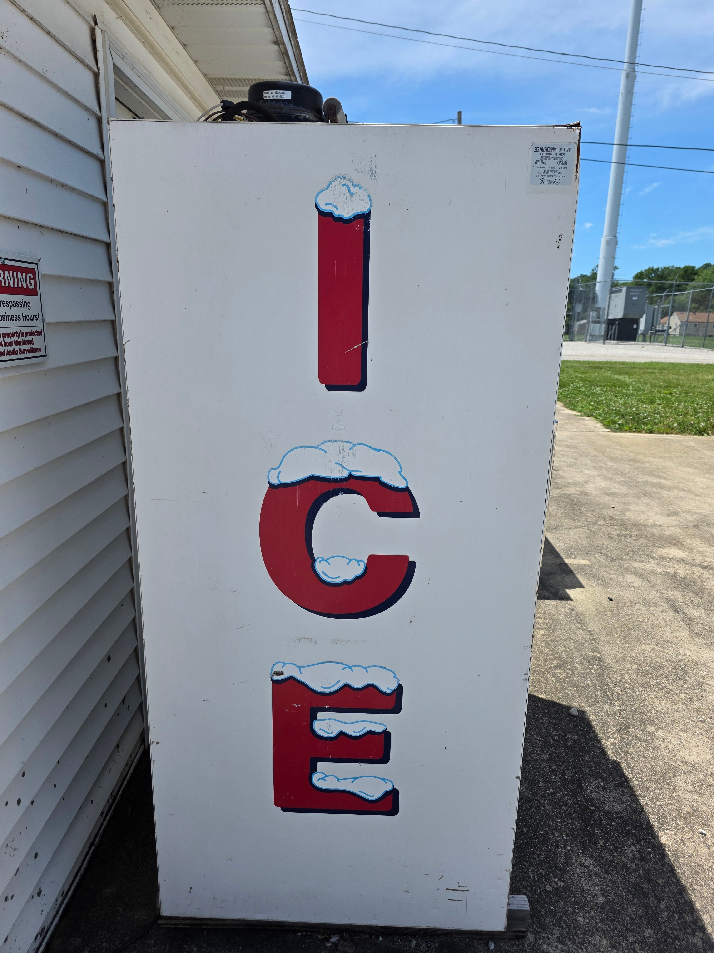 Used Leer 401UA33MG Model 40 Glass Door Indoor Ice Merchandiser Freezer - 115V