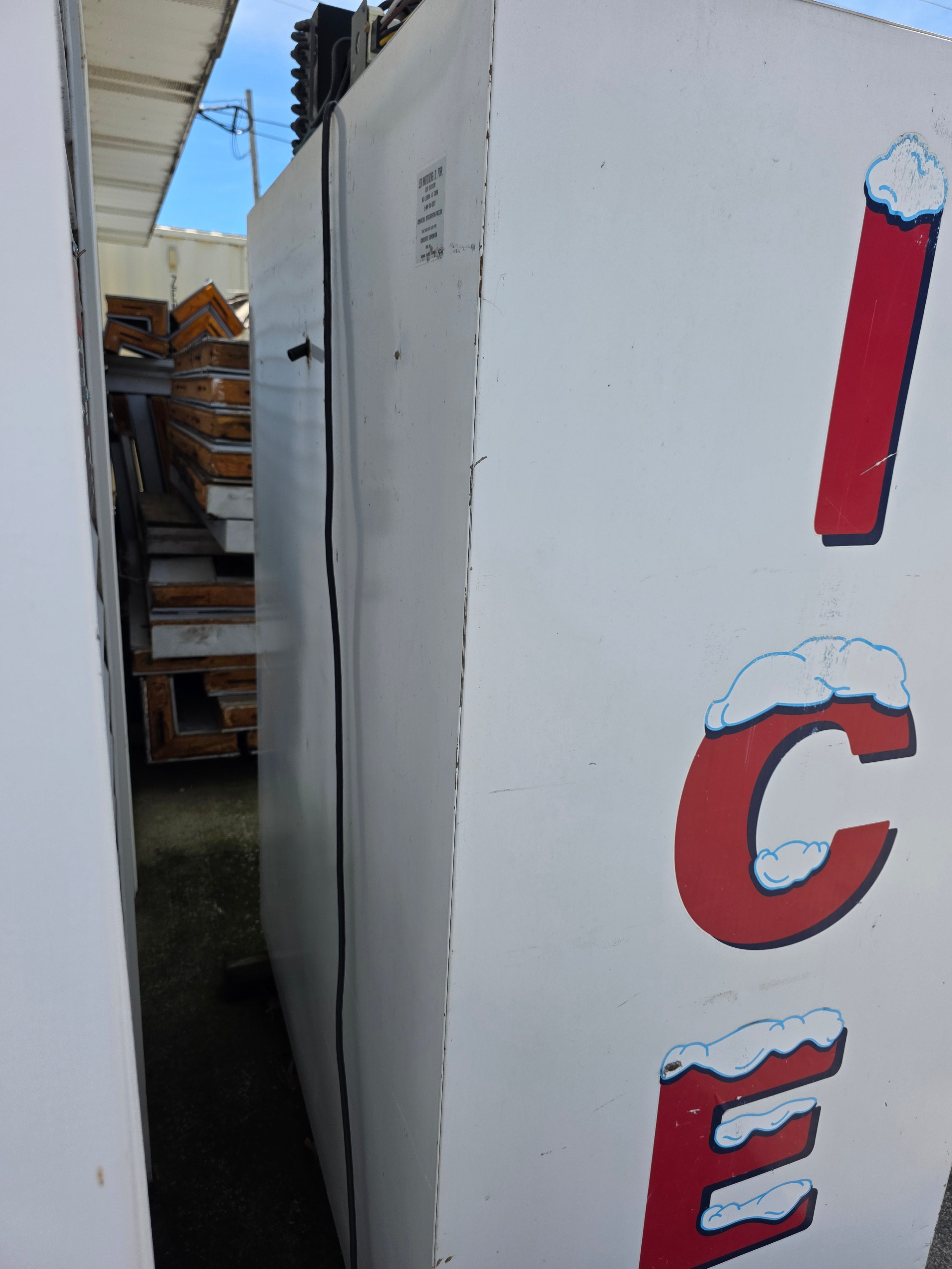 Used Leer 401UA33MG Model 40 Glass Door Indoor Ice Merchandiser Freezer - 115V