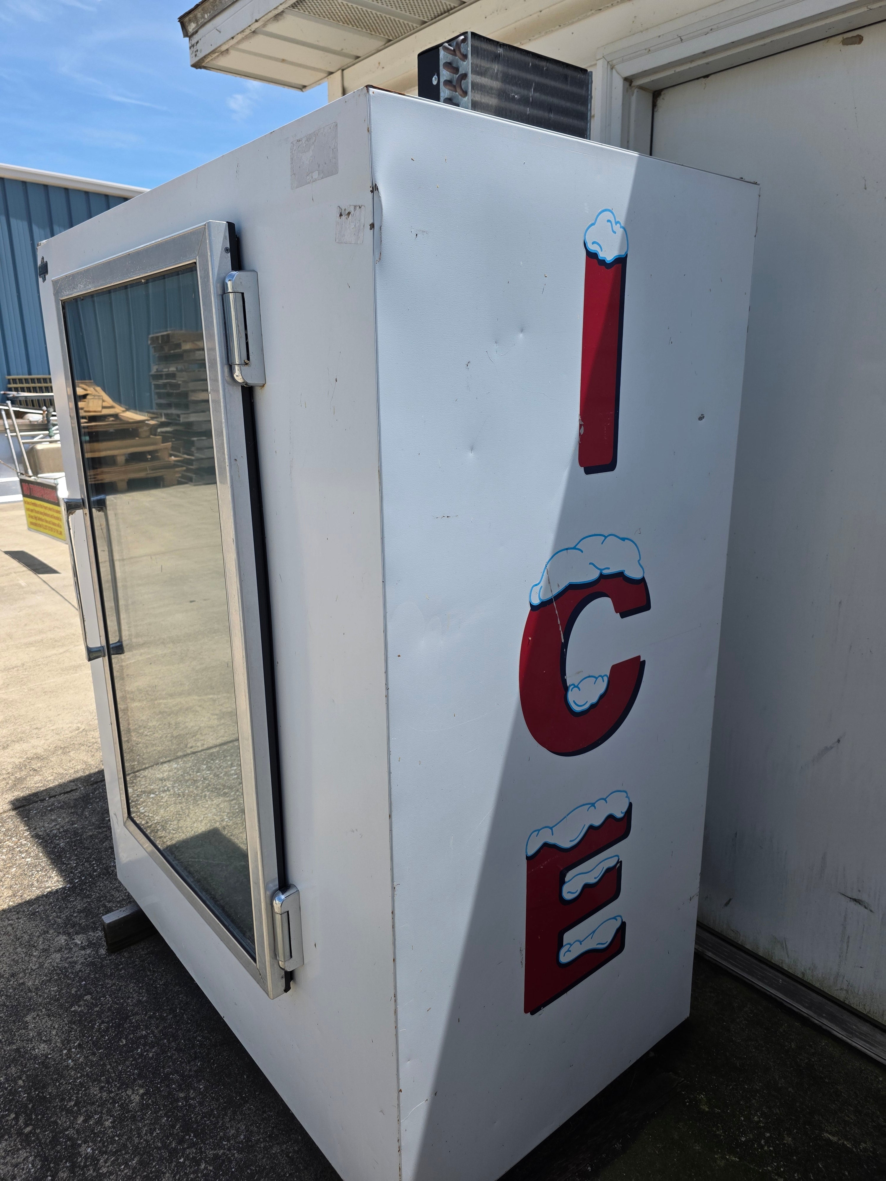 Used Leer 401UA33MG Model 40 Glass Door Indoor Ice Merchandiser Freezer - 115V