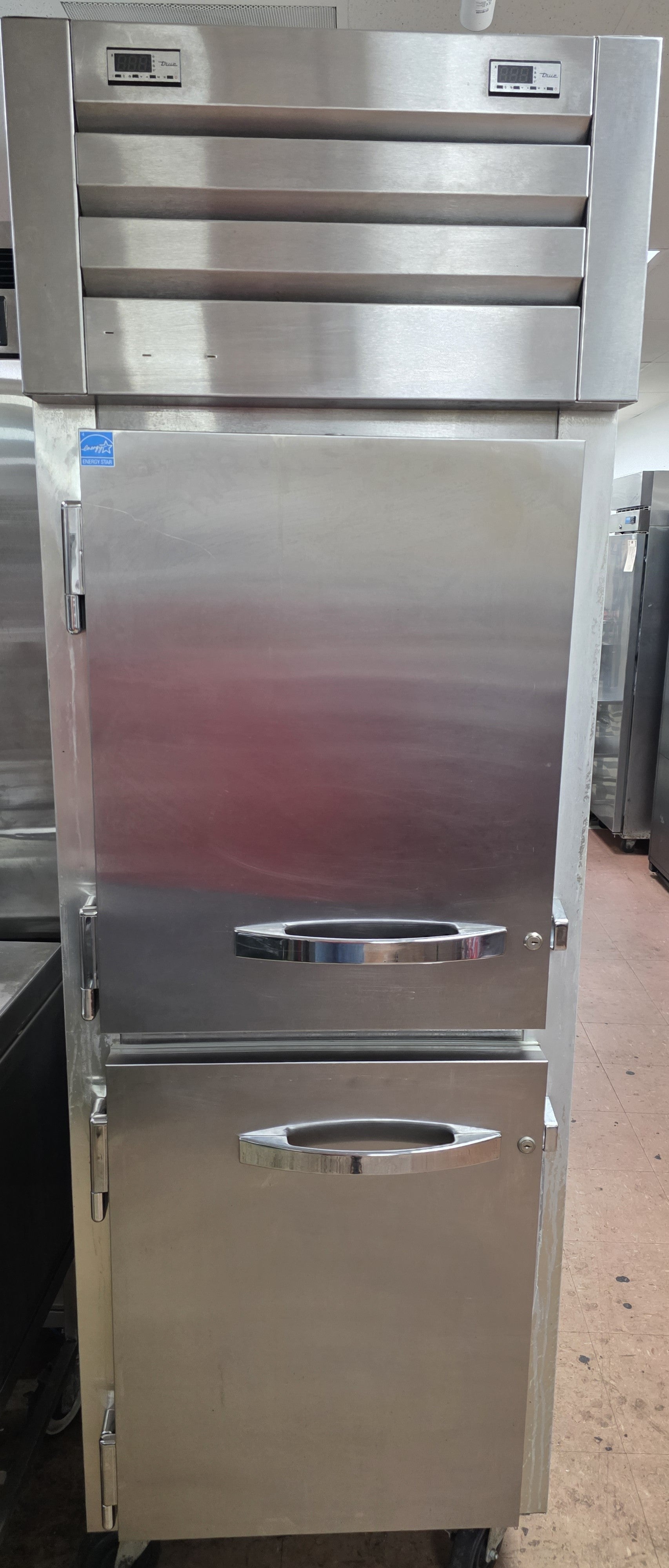 Used 2019 True STG1DT-2HS Half Door Reach-In Combination Refrigerator / Freezer 115V