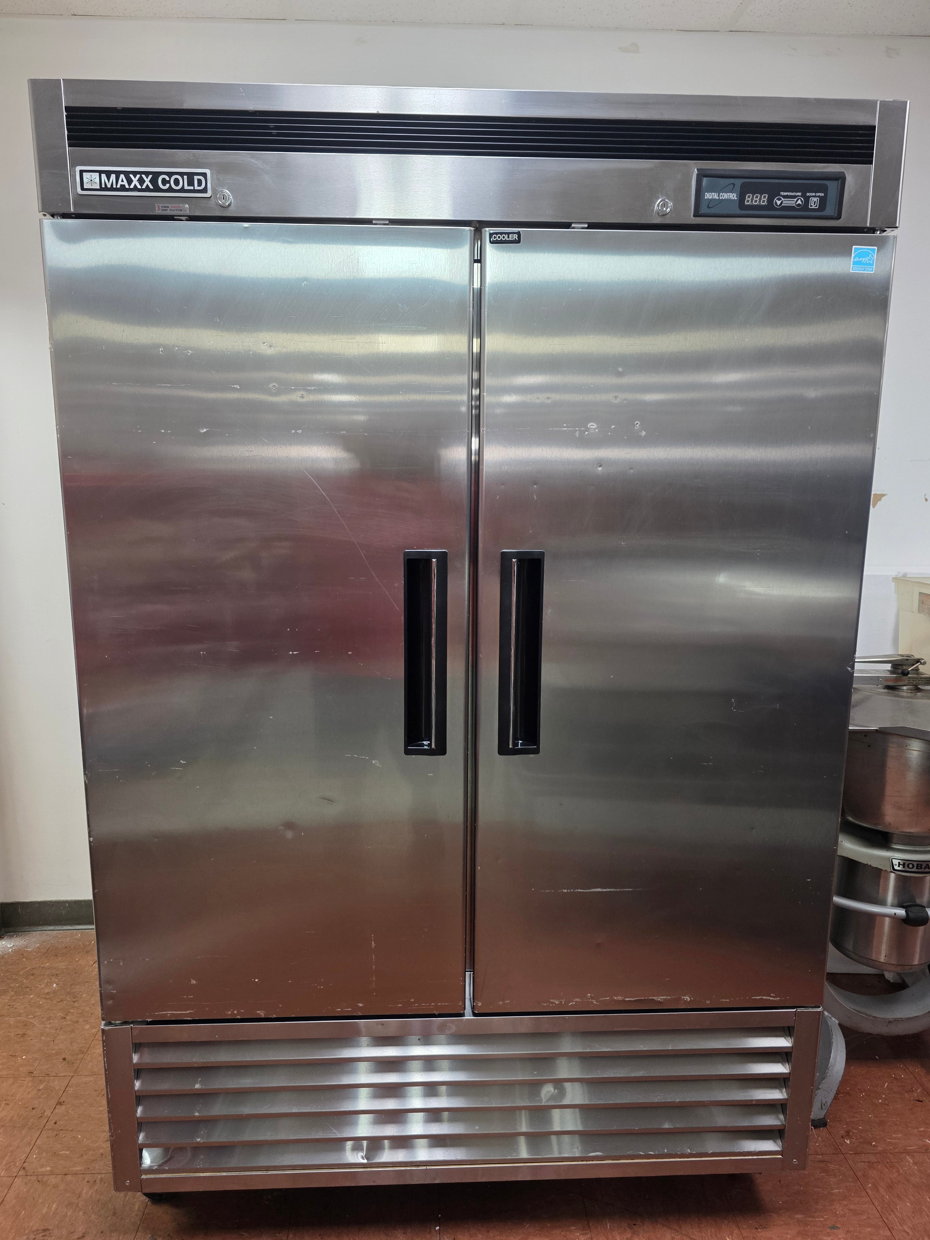 Used 54" Maxx Cold MCR-49FDHC Stainless Two Section Reach In Refrigerator 120V - 2