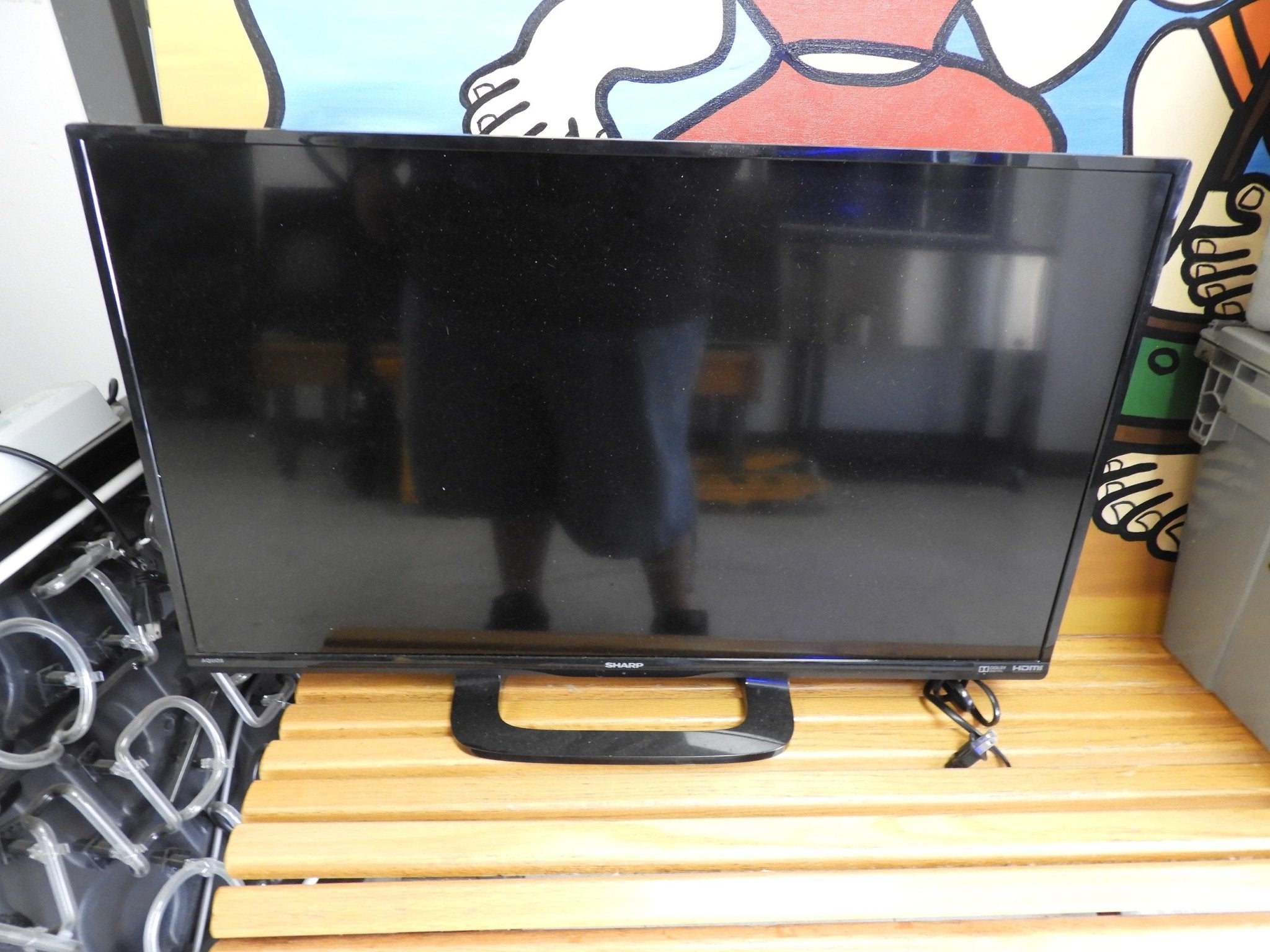 Used Sharp 32" HDMI TV - Falcon Restaurant Supply - 1