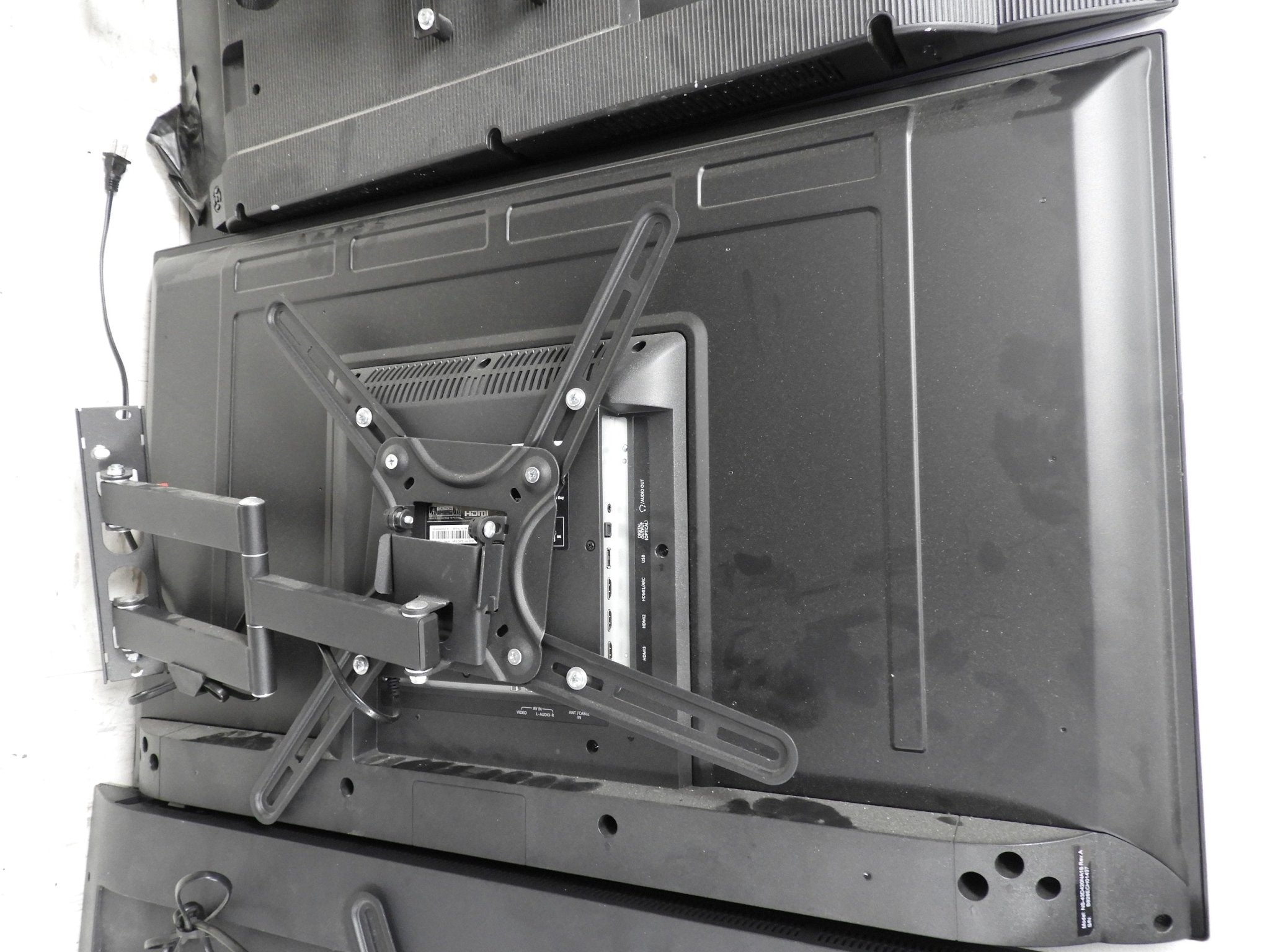 Used 43" Insignia LED - 1080p - HDTV with Wall Mount - Falcon Restaurant Supply - 3