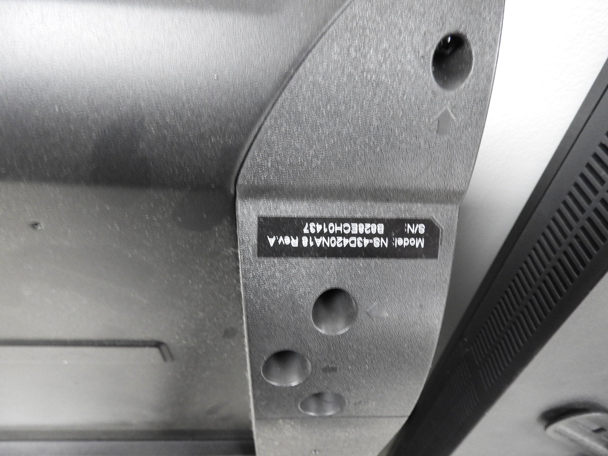 Used 43" Insignia LED - 1080p - HDTV with Wall Mount - Falcon Restaurant Supply - 4