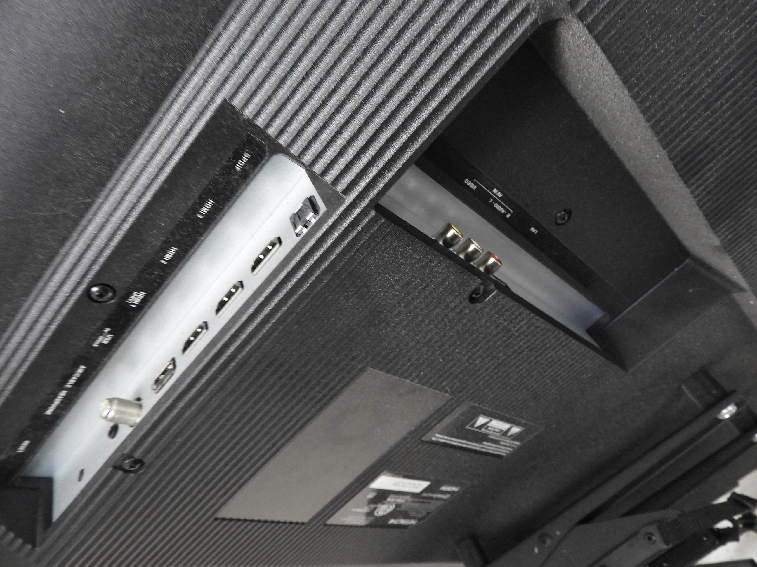 Used Hitachi 43R80 43" 4K Ultra HD LCD TV with Wall Mount