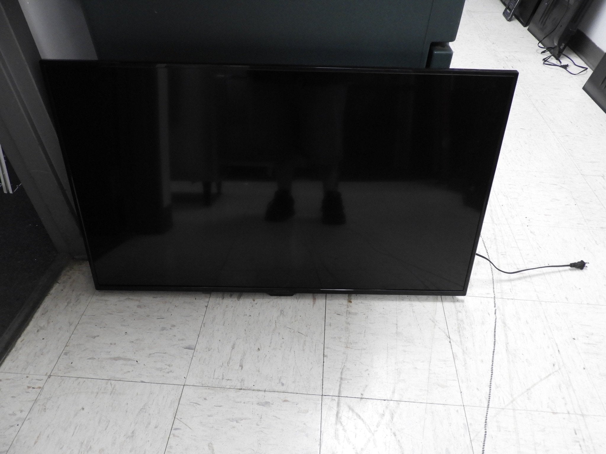 Used 43" Insignia LED - 1080p - HDTV with Wall Mount - Falcon Restaurant Supply - 1