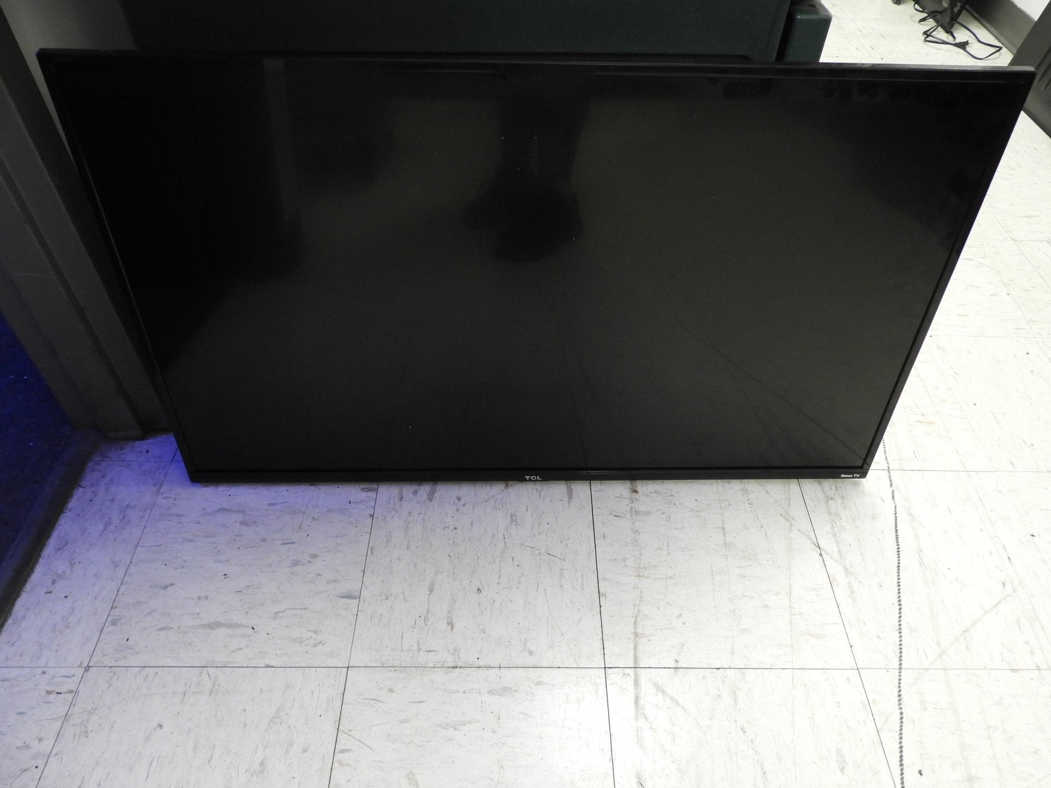 Used Hitachi 43R80 43" 4K Ultra HD LCD TV with Wall Mount - Falcon Restaurant Supply - 1