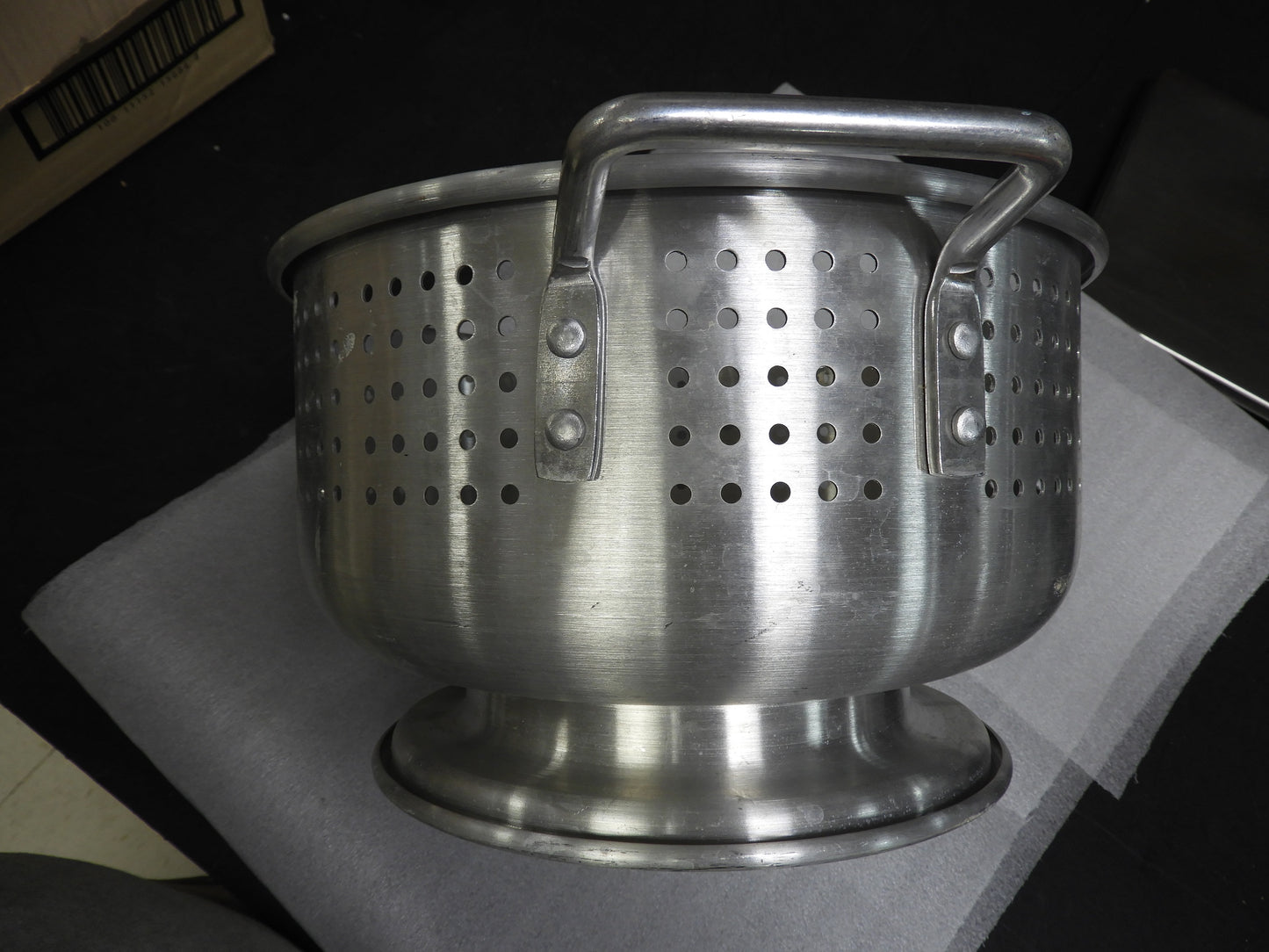 12 Quart Heavy Duty Aluminum Colander with Handles and Stable Base