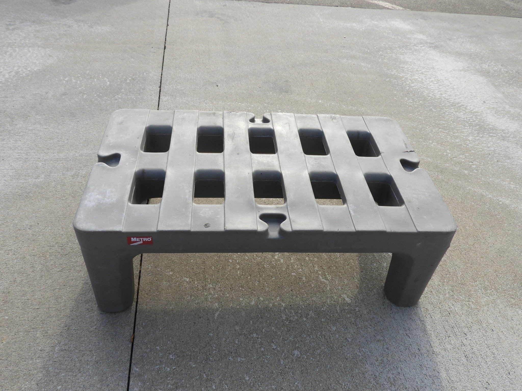 Used METRO Dunnage Rack 12 in x 22 in x 36 in, Polymer, 1,500lb Load Capacity - Falcon Restaurant Supply - 4