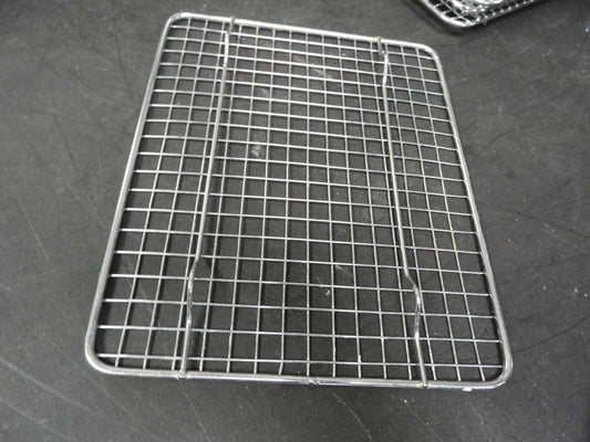 Winco PGW-810 8" x 10" Half-Size Footed Chrome Plated Steel Wire Cooling Rack / Pan Grate C IP