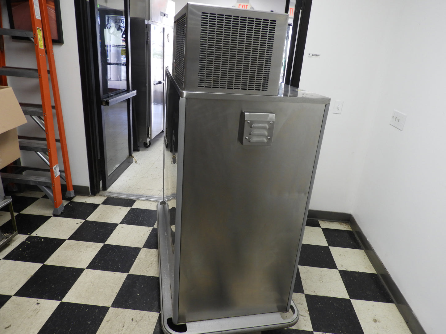 USECO Unitray 820 Heated and Cooled Food Holding Cabinet with Caster Wheels