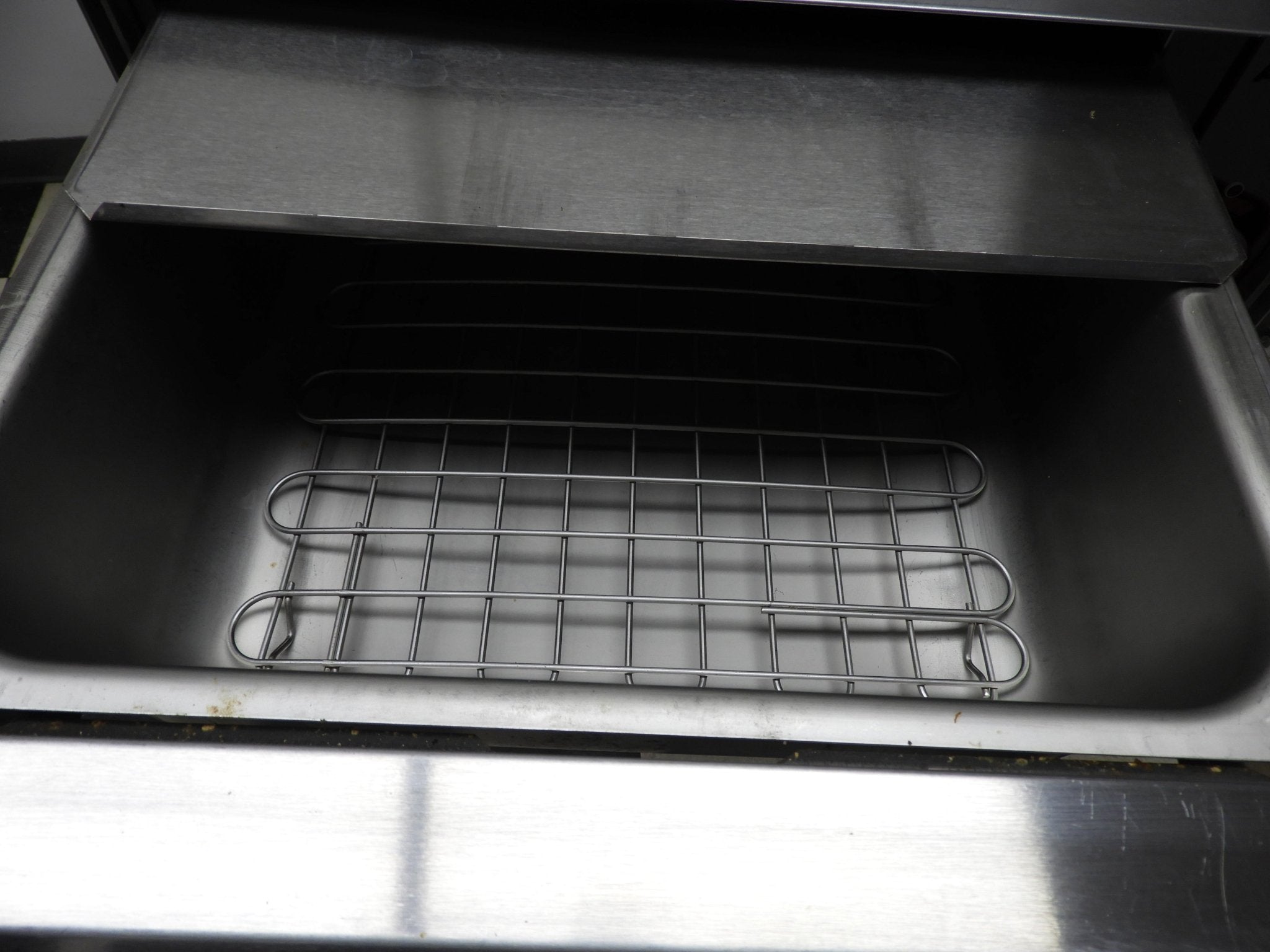 Used APW BW - 31 Humidified Hot Dog Bun Warmer with (72) Bun Capacity, 120v - Falcon Restaurant Supply - 4