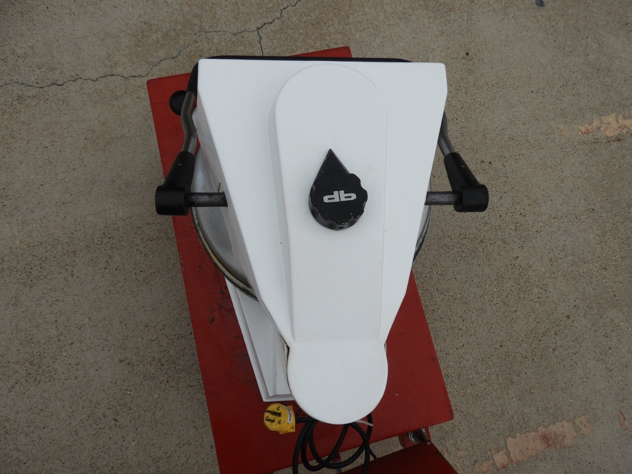 Used Proluxe Endurance DP1100 18" Manual Heavy - Duty Pizza Dough Press - Falcon Restaurant Supply - 9