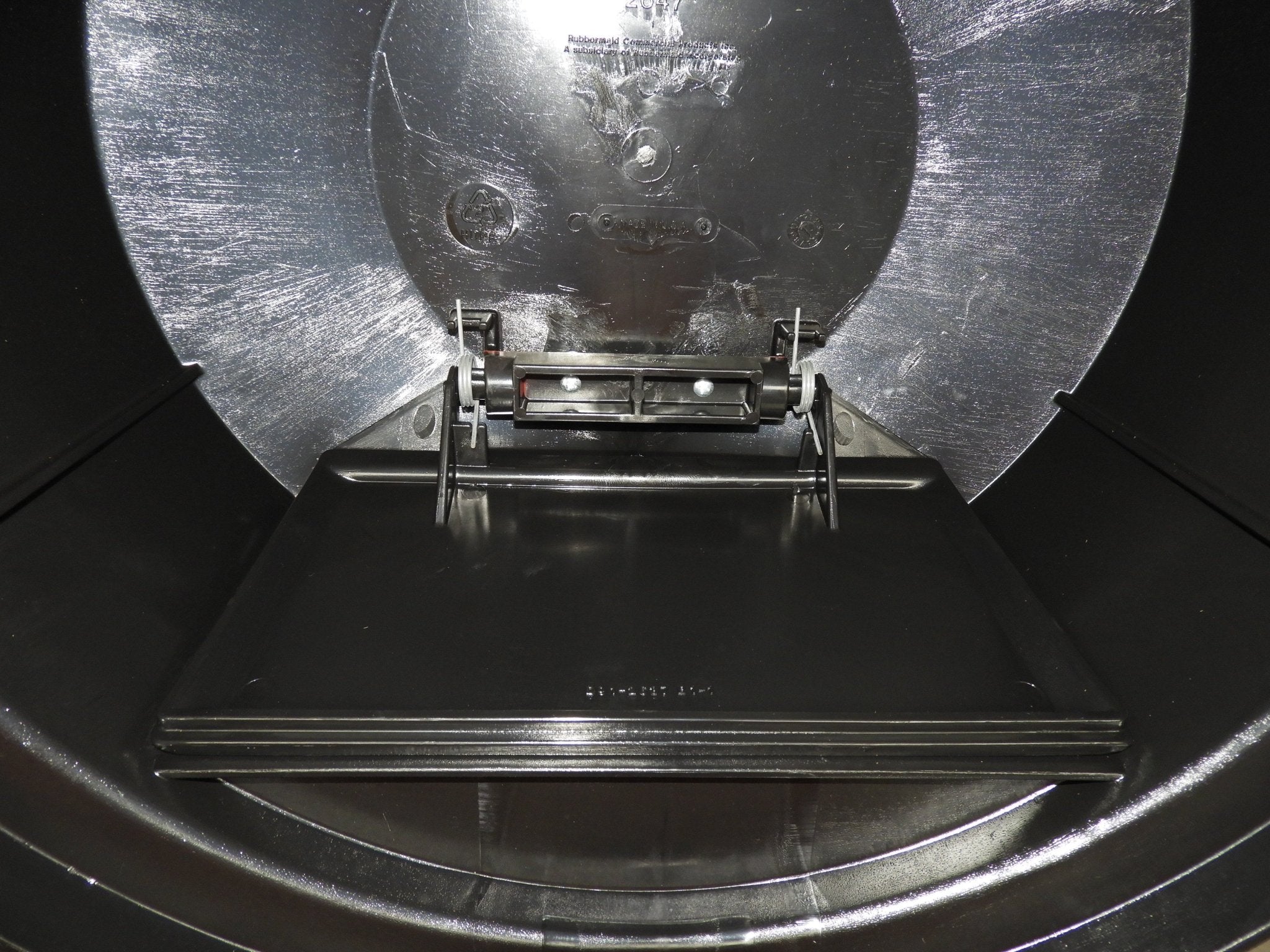 New 2647 - 88 BRUTE Commercial Dome Top Lid for 2643 Waste Trash Can Containers - Falcon Restaurant Supply - 5