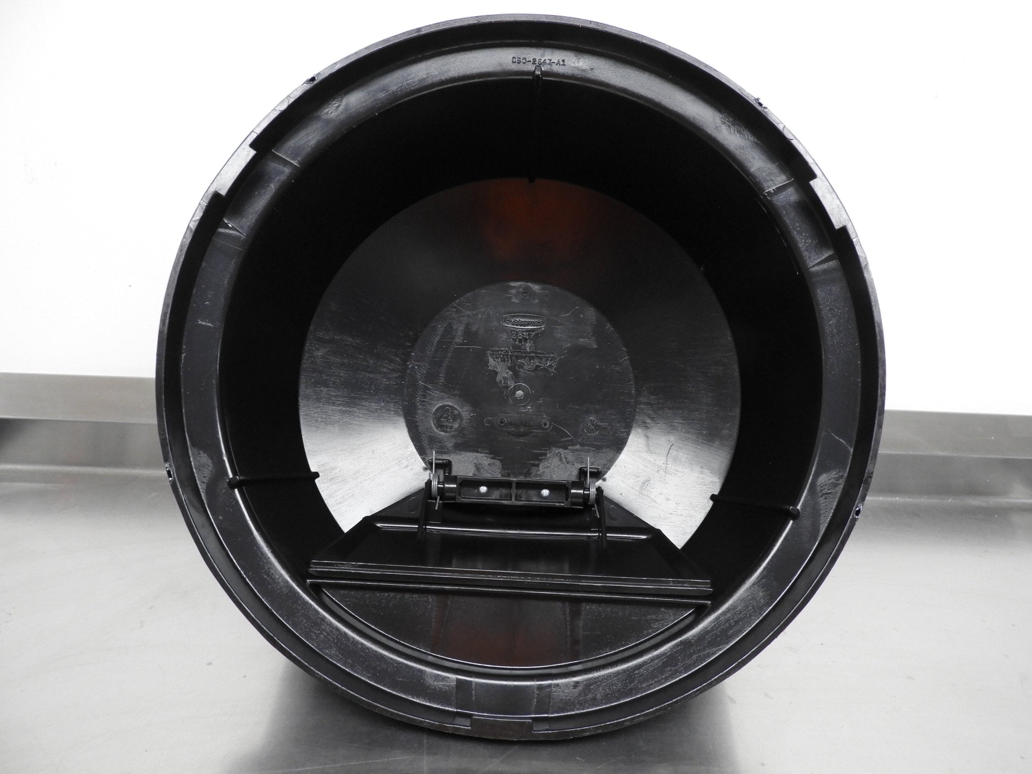 New 2647 - 88 BRUTE Commercial Dome Top Lid for 2643 Waste Trash Can Containers - Falcon Restaurant Supply - 7