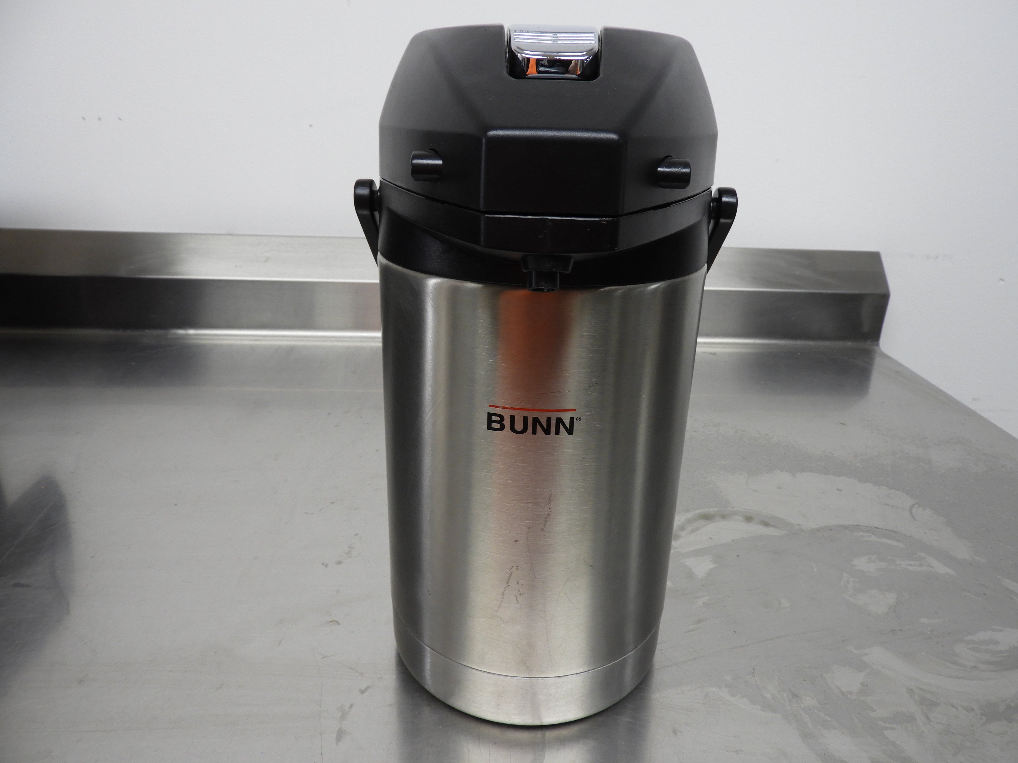 Used Bunn 2.5 Liter Stainless Steel Lined Lever Action Coffee Airpot 32125.0000