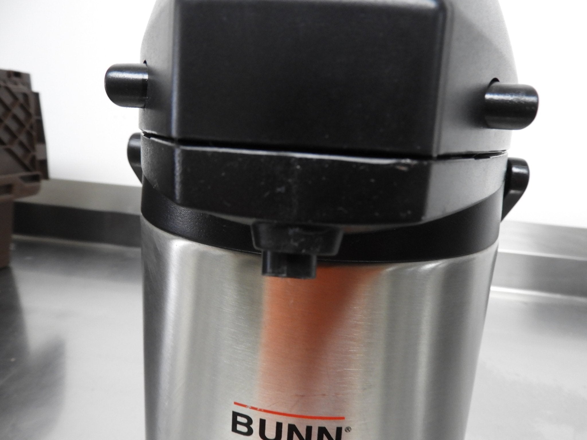 Used Bunn 2.5 Liter Stainless Steel Lined Lever Action Coffee Airpot 32125.0000
