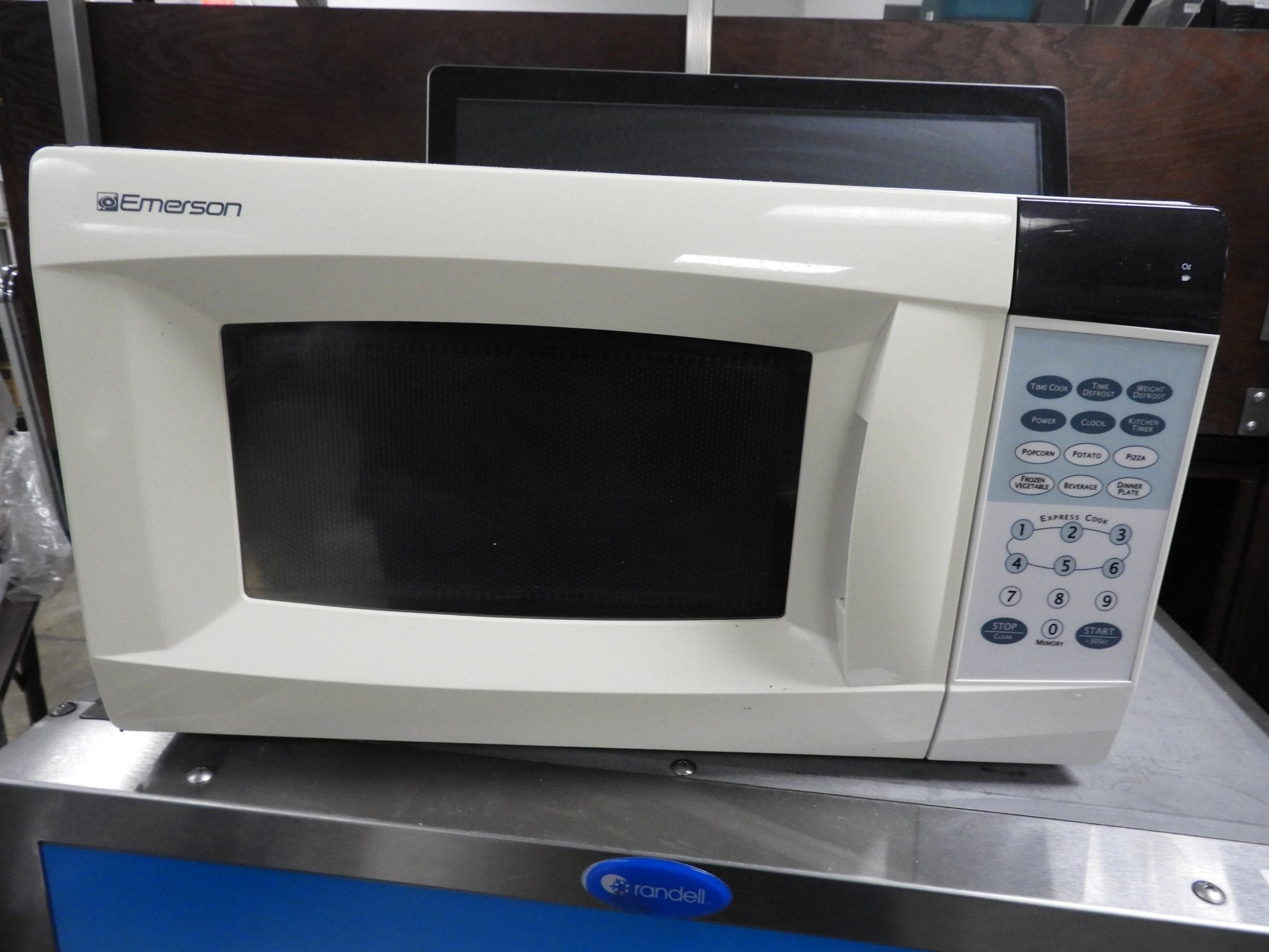 Used Emerson 700 Watt 0.7 Cubic Feet Microwave Oven MW7300W 120V - Falcon Restaurant Supply - 1