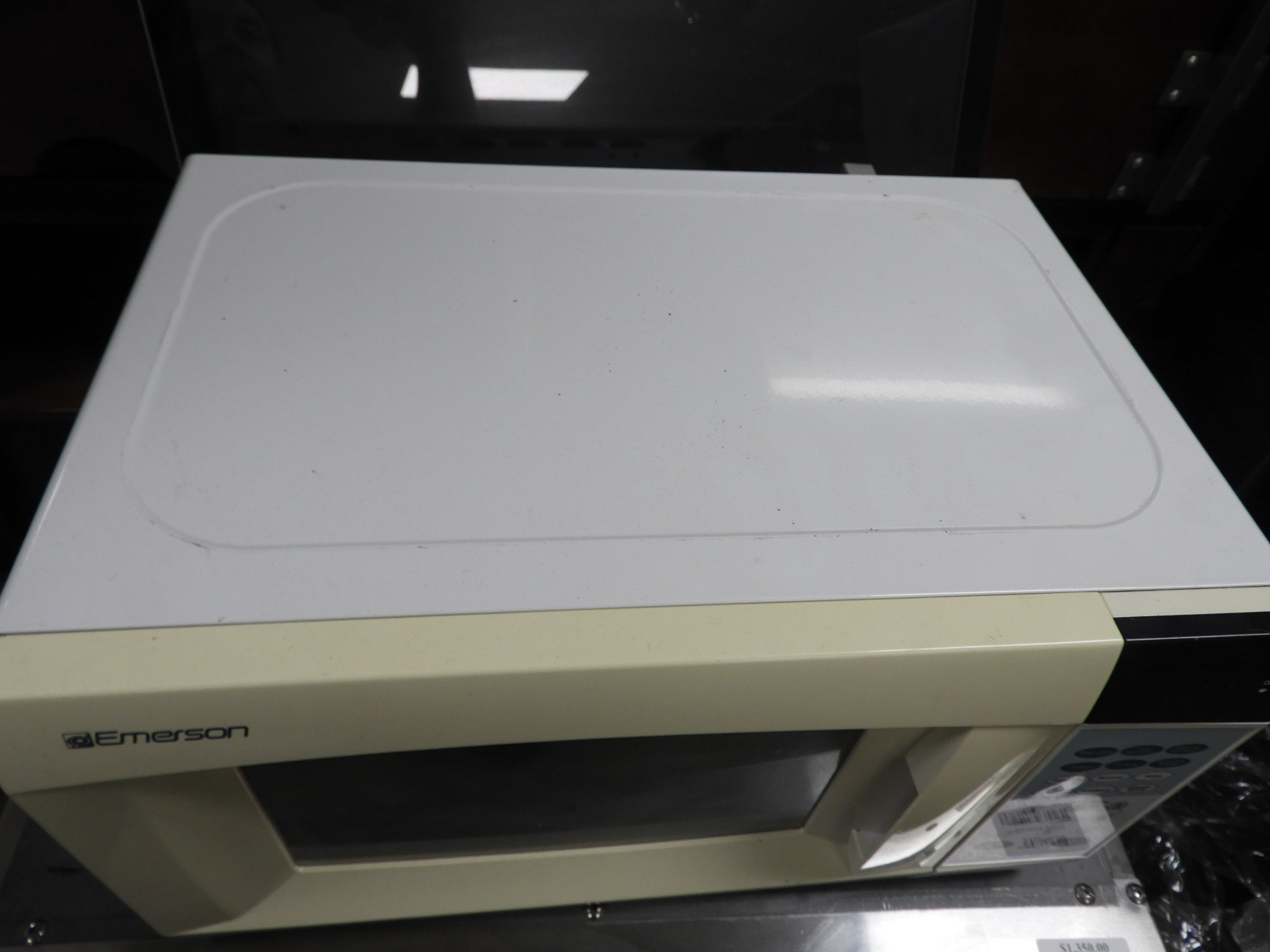 Used Emerson 700 Watt 0.7 Cubic Feet Microwave Oven MW7300W 120V - Falcon Restaurant Supply - 6