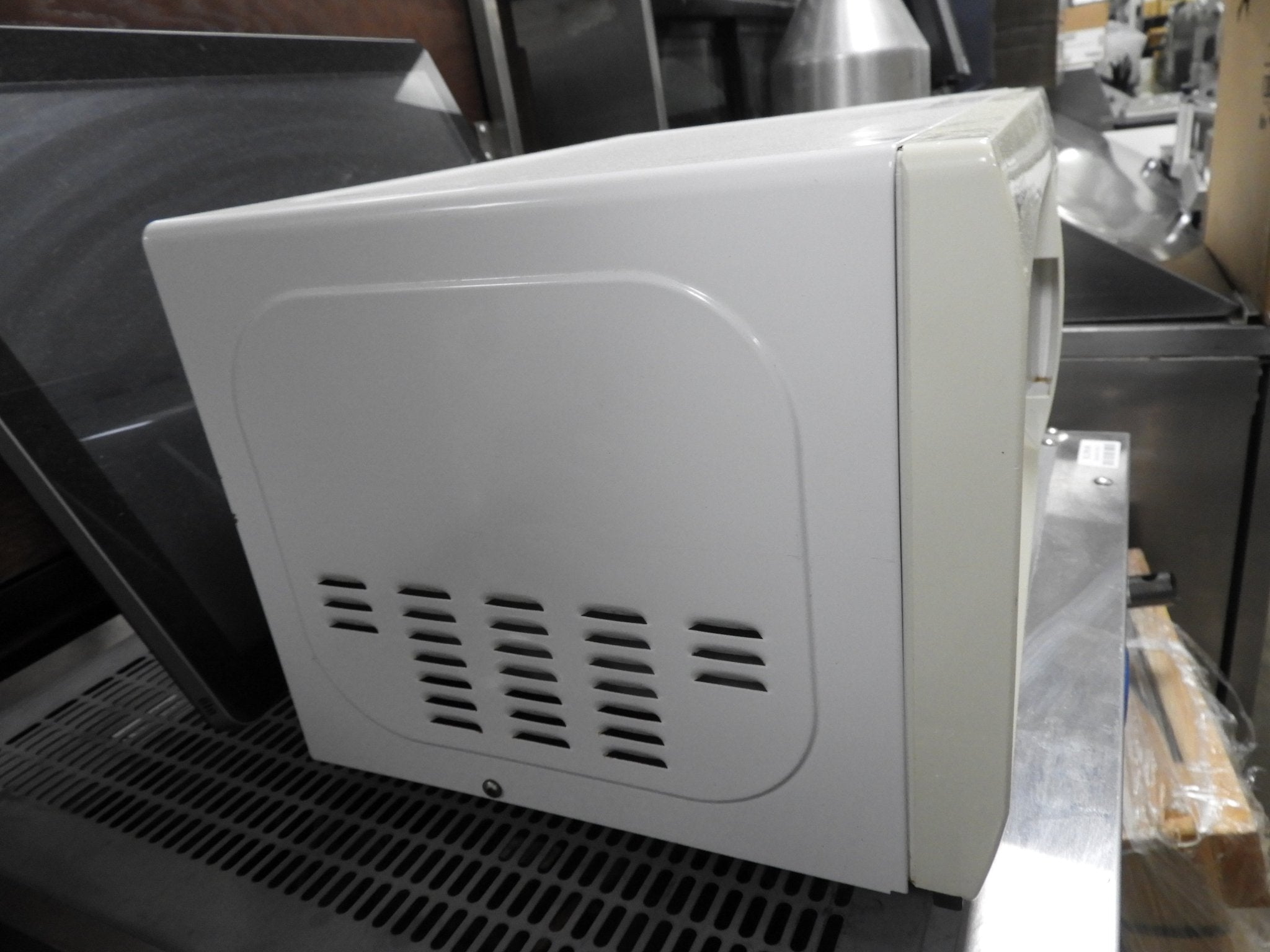 Used Emerson 700 Watt 0.7 Cubic Feet Microwave Oven MW7300W 120V - Falcon Restaurant Supply - 7