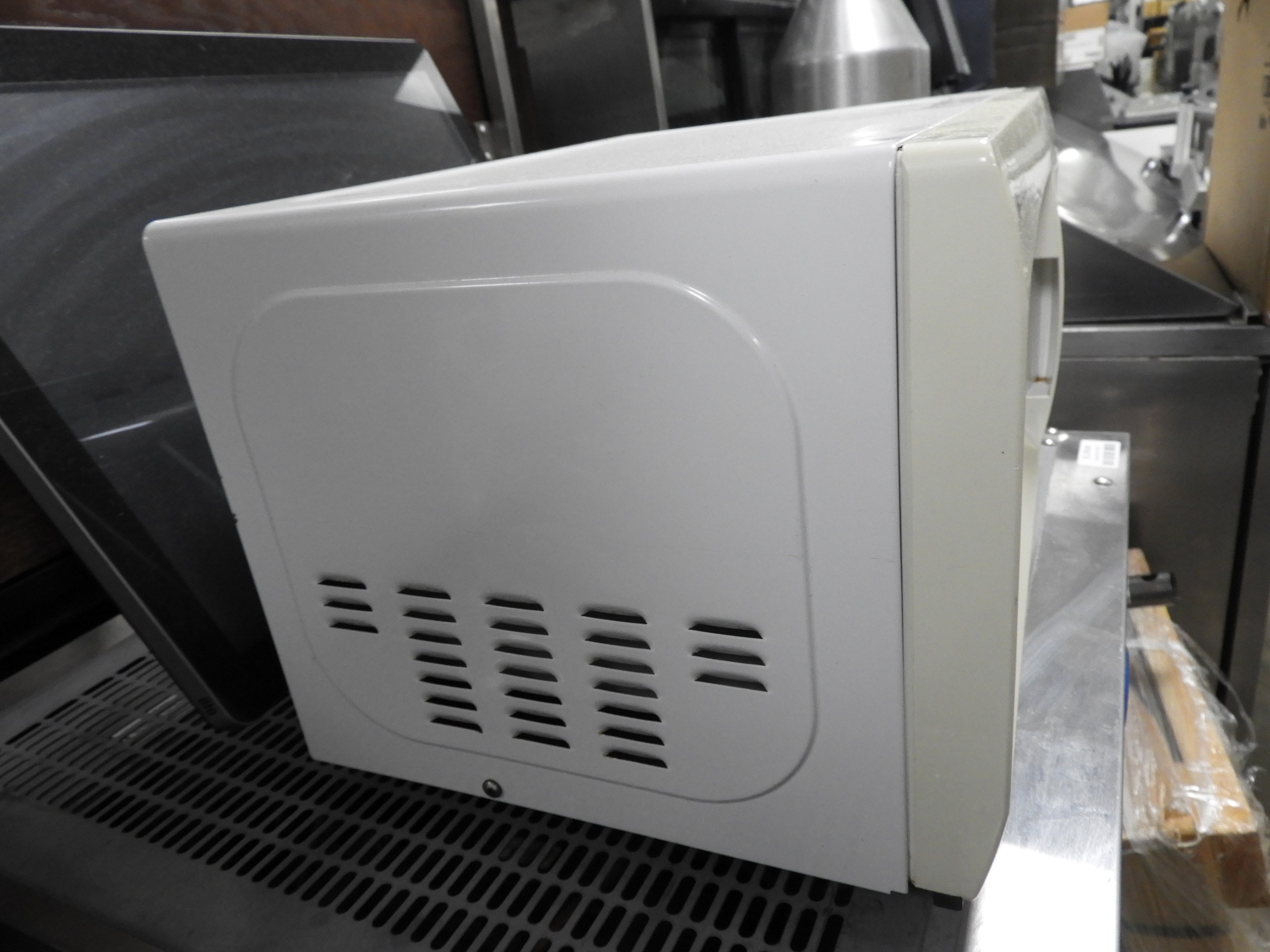 Used Emerson 700 Watt 0.7 Cubic Feet Microwave Oven MW7300W 120V - Falcon Restaurant Supply - 7