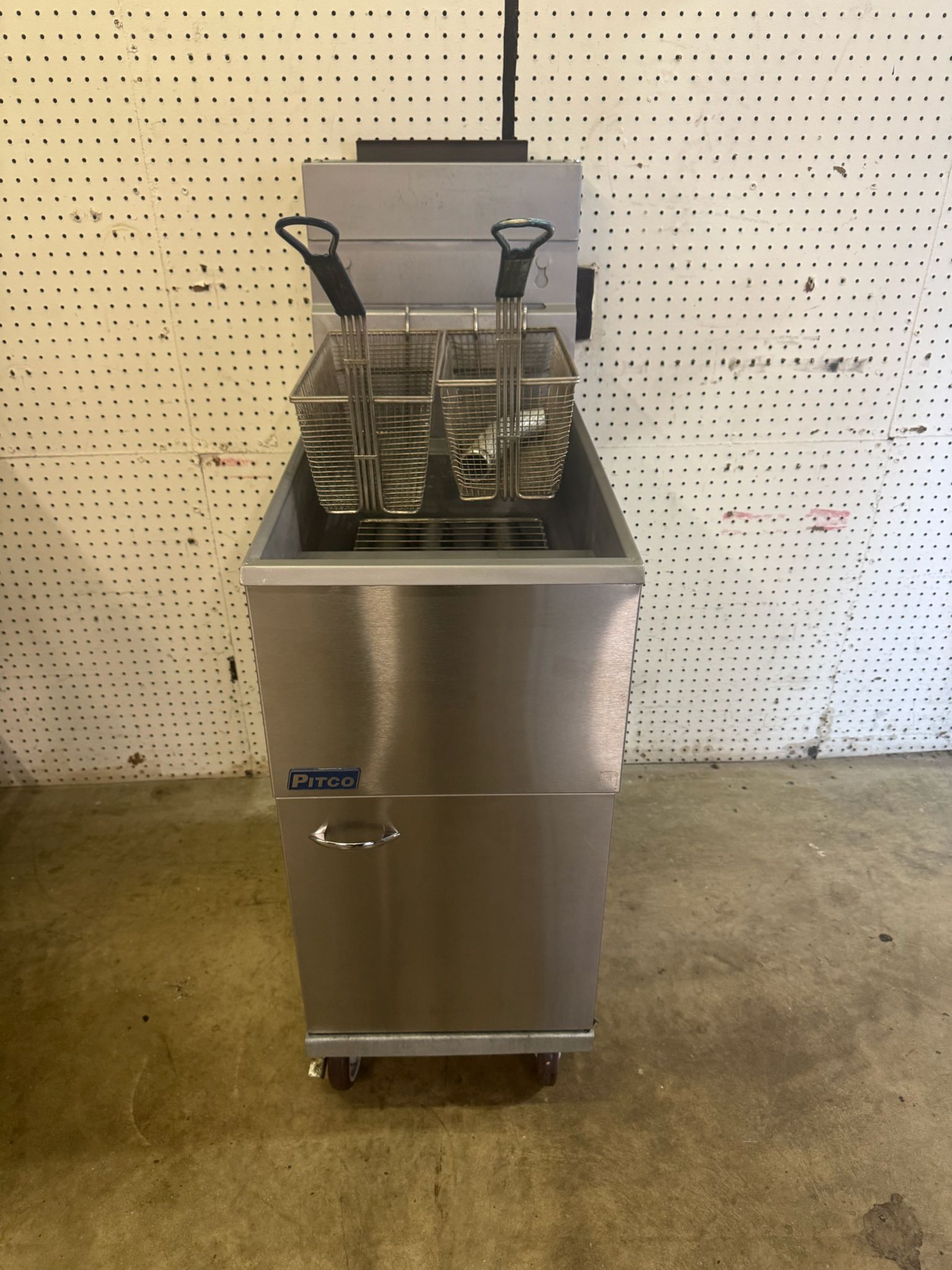Used Pitco 35C+S Natural Gas 35-40 lb. Stainless Floor Fryer 90,000 BTU