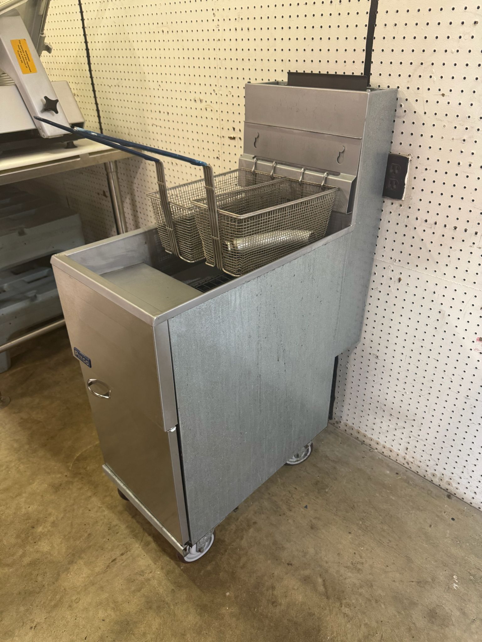 Used Pitco 35C+S Natural Gas 35-40 lb. Stainless Floor Fryer 90,000 BTU