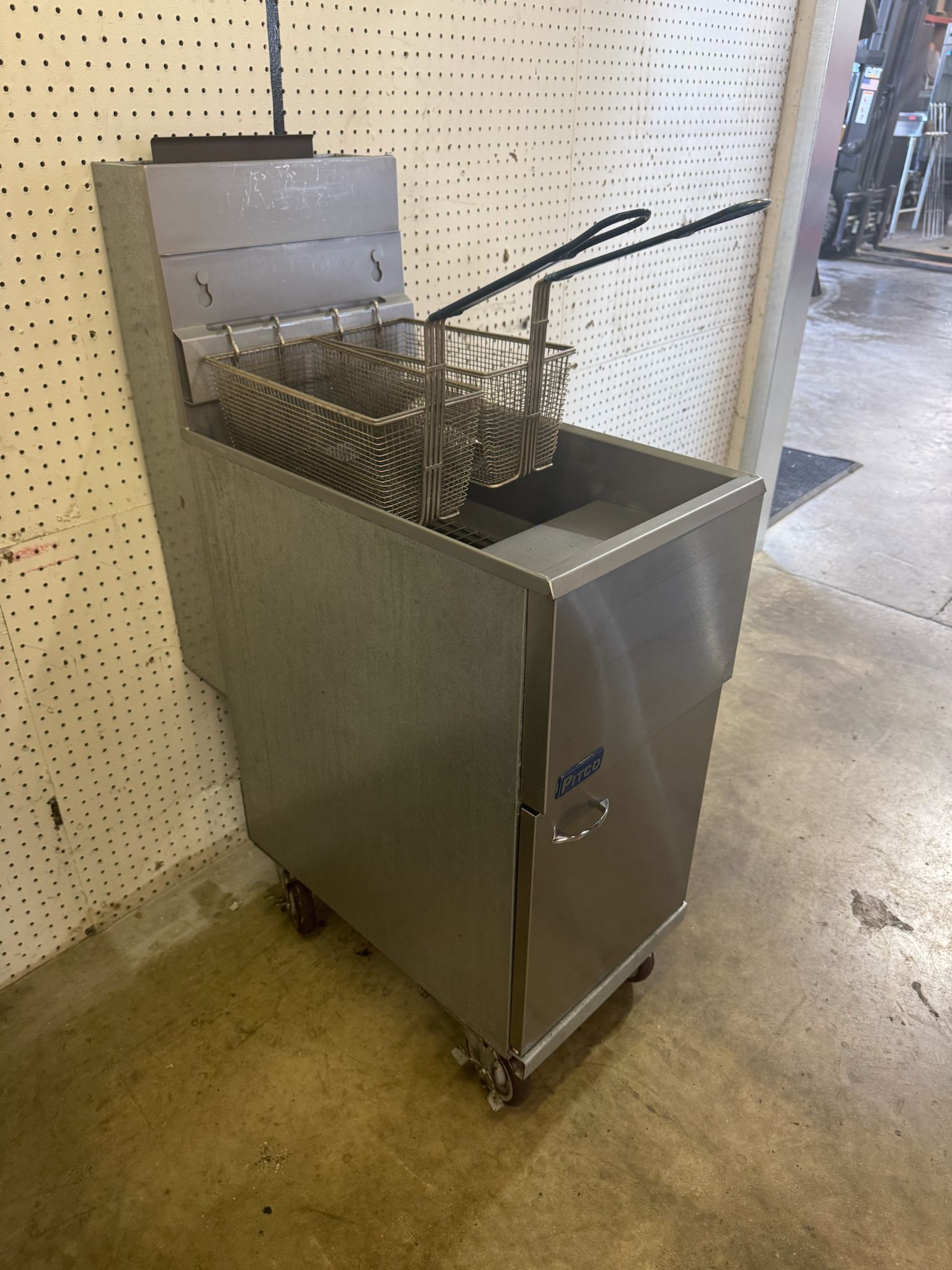 Used Pitco 35C+S Natural Gas 35-40 lb. Stainless Floor Fryer 90,000 BTU