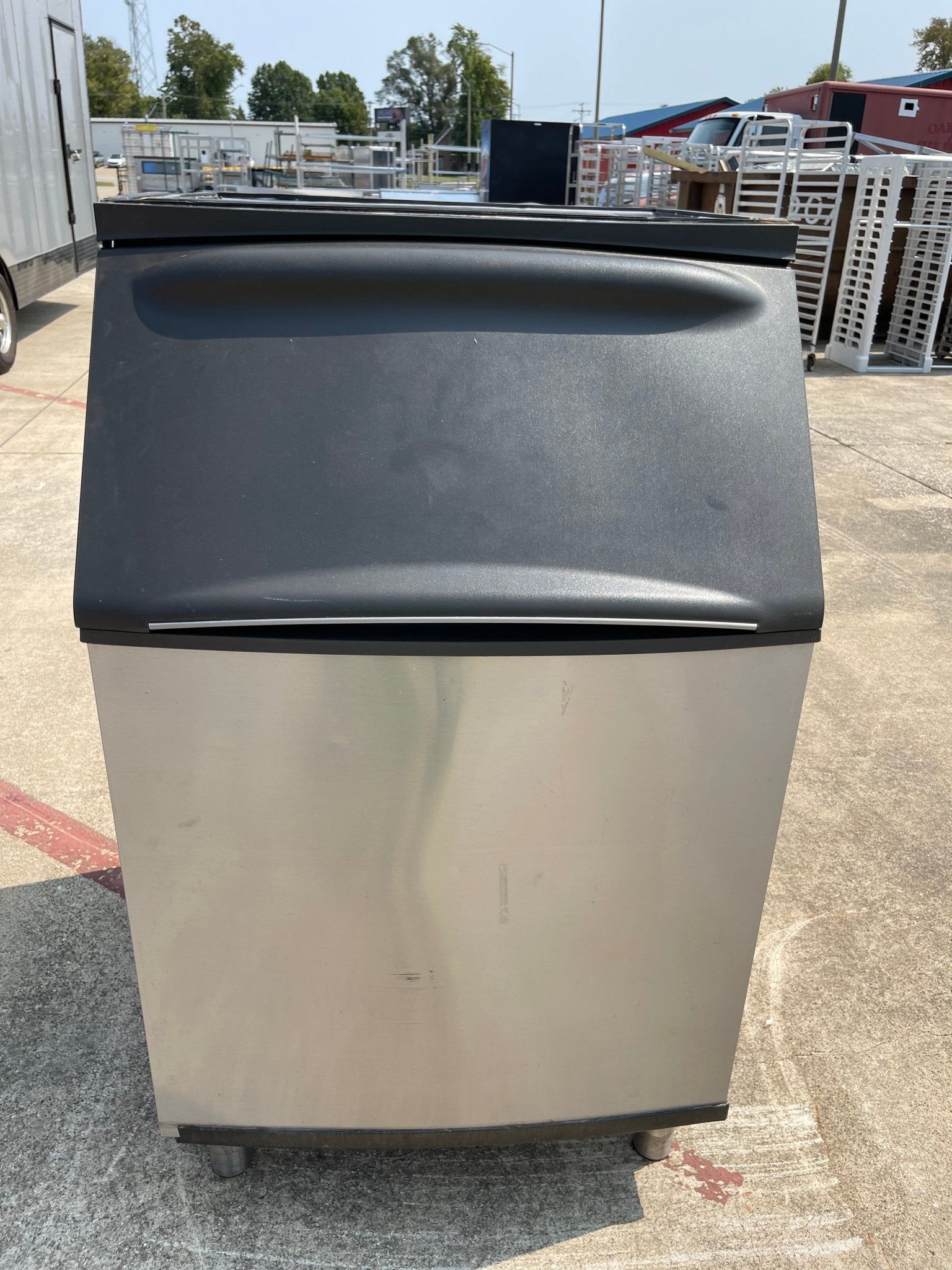 Used Manitowoc B570 30" Commercial Ice Machine Maker Bin - 430lbs - Falcon Restaurant Supply - 1