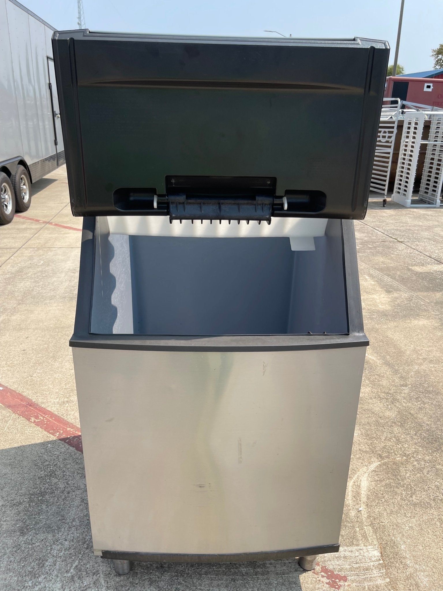 Used Manitowoc B570 30" Commercial Ice Machine Maker Bin - 430lbs - Falcon Restaurant Supply - 3