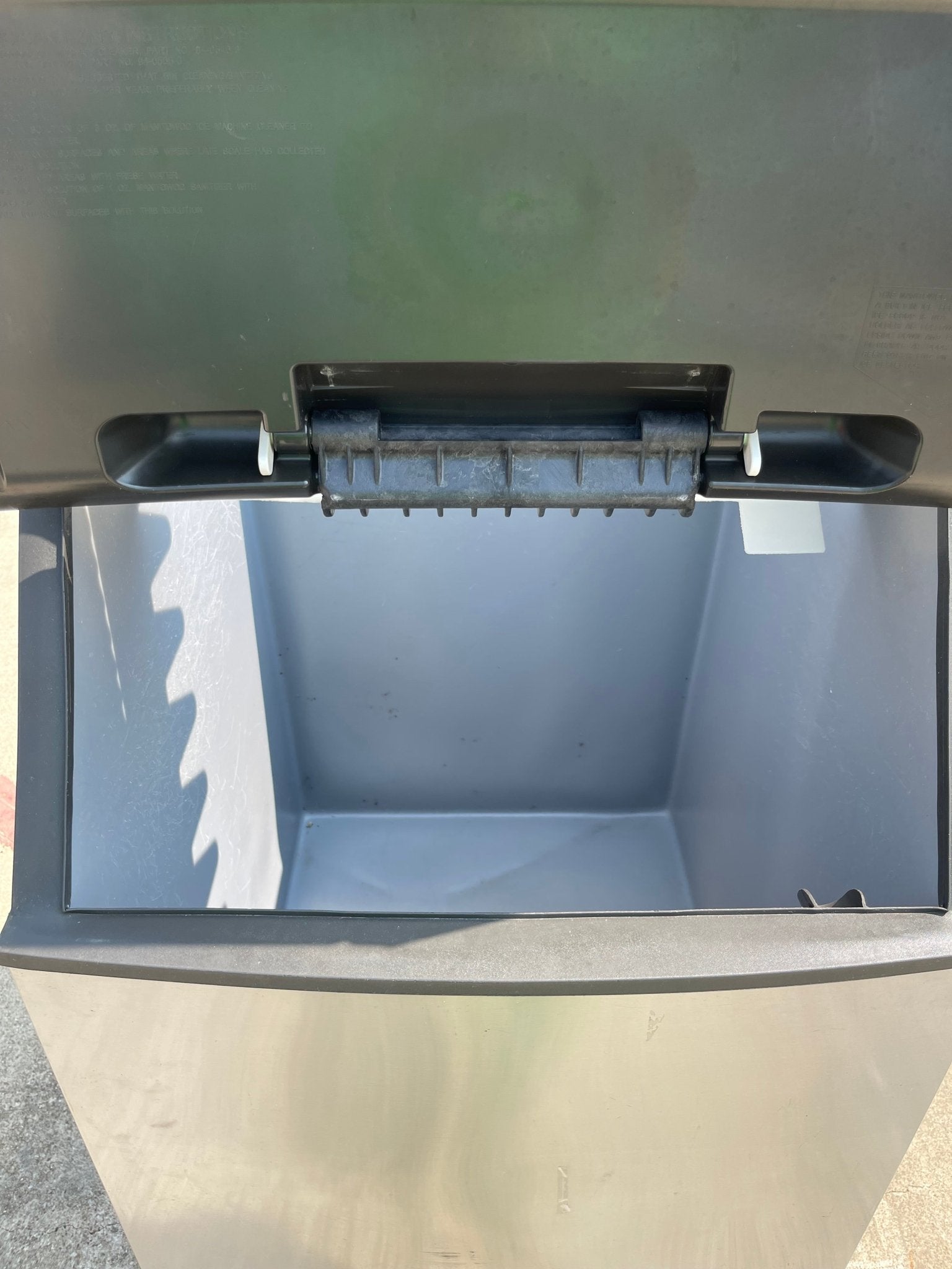 Used Manitowoc B570 30" Commercial Ice Machine Maker Bin - 430lbs - Falcon Restaurant Supply - 4