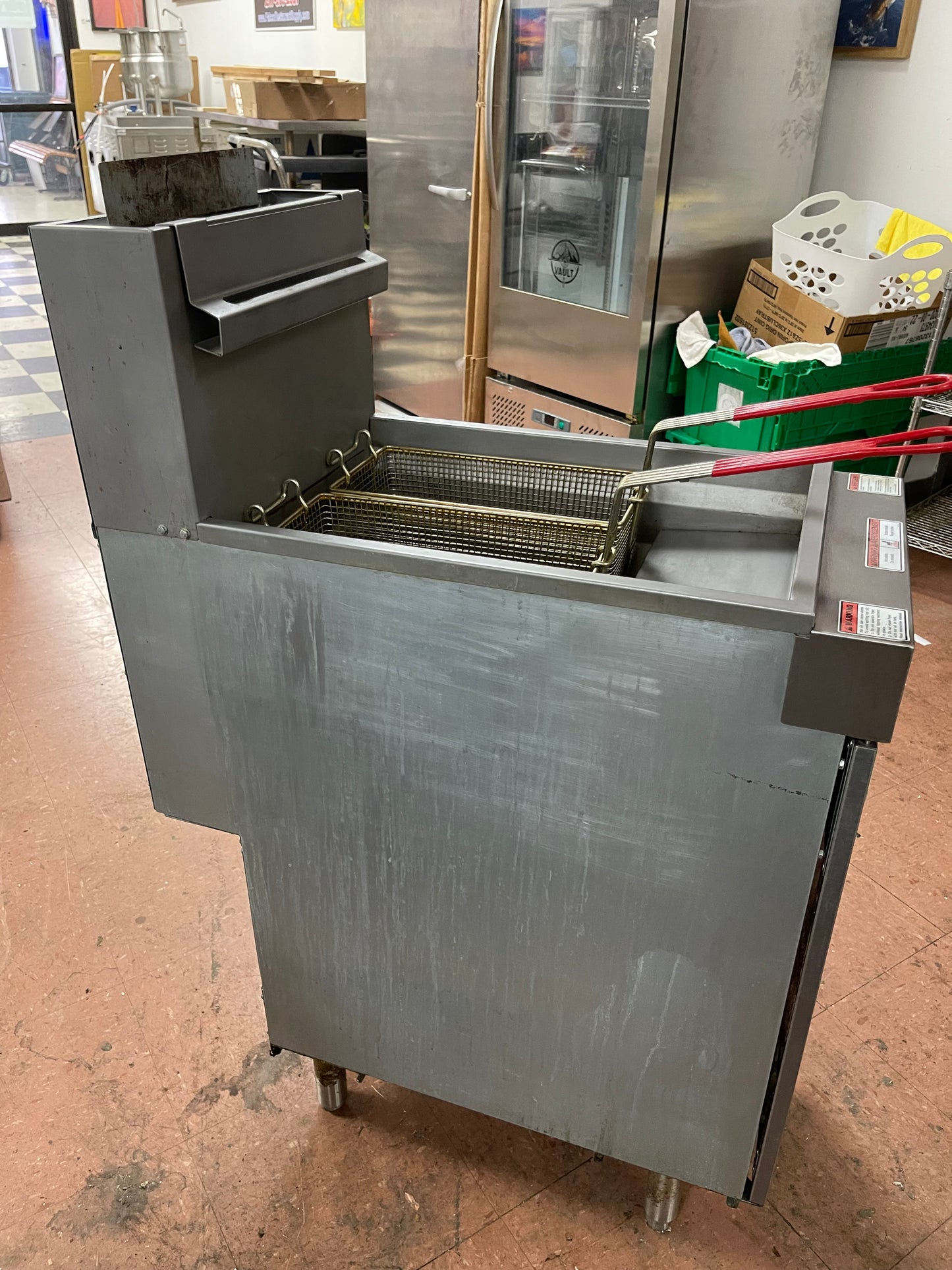 Used Vulcan 1VEG35M-1 Natural Gas 35-40 lb. Floor Fryer with Millivolt Controls - 70,000 BTU