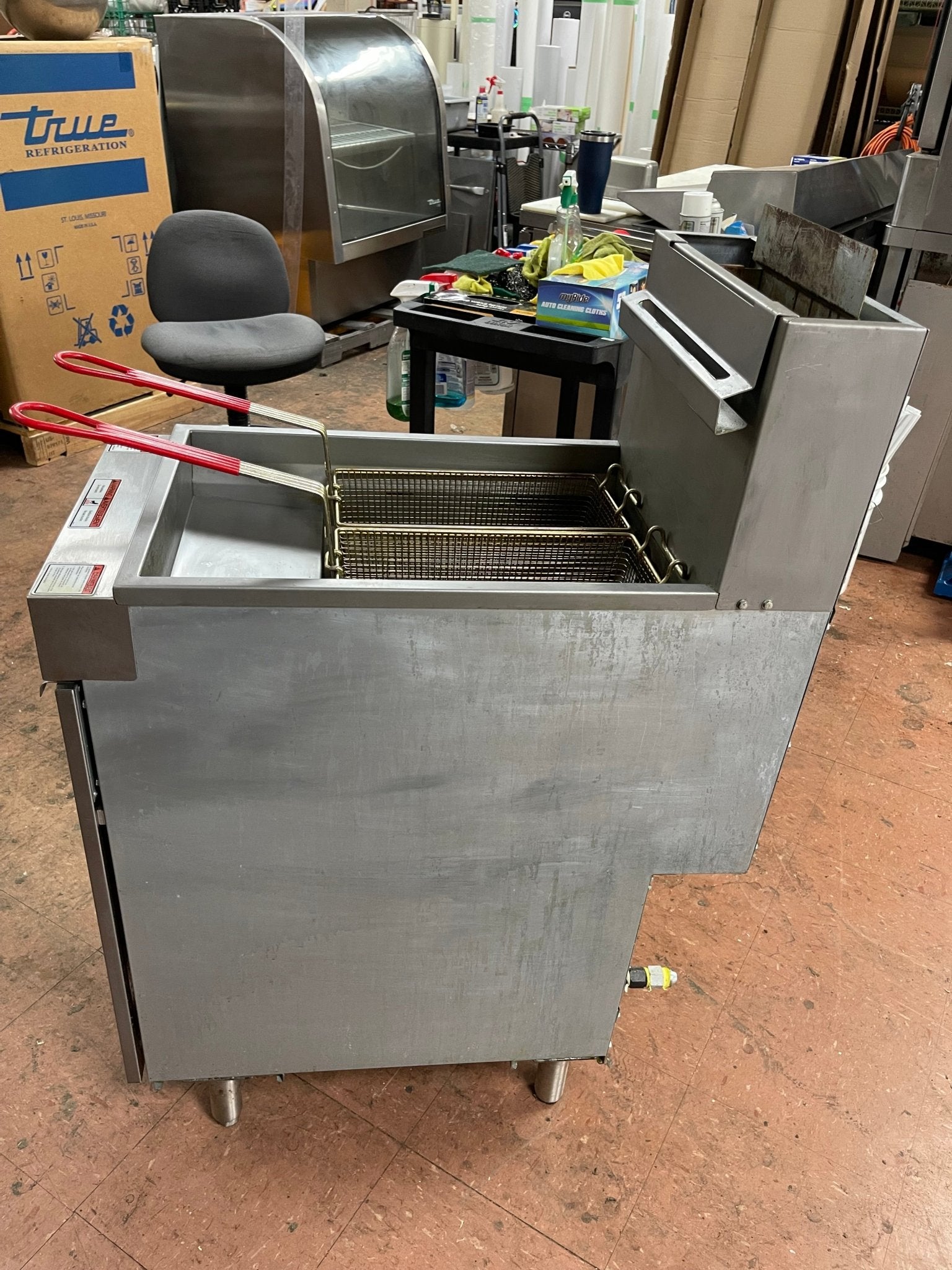 Used Vulcan 1VEG35M - 1 Natural Gas 35 - 40 lb. Floor Fryer with Millivolt Controls - 70,000 BTU - Falcon Restaurant Supply - 7