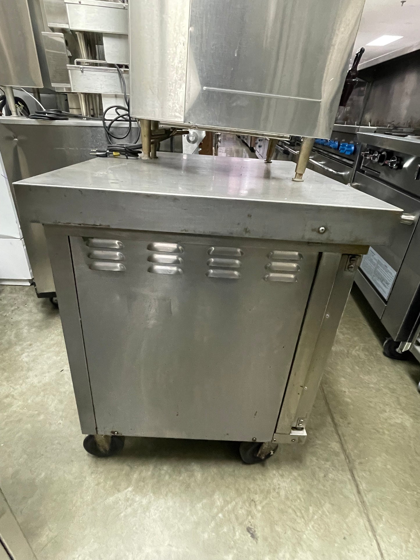 Used Wells M4200-3S Half Size Vented Convection Oven on Casters 208V 3 Ph