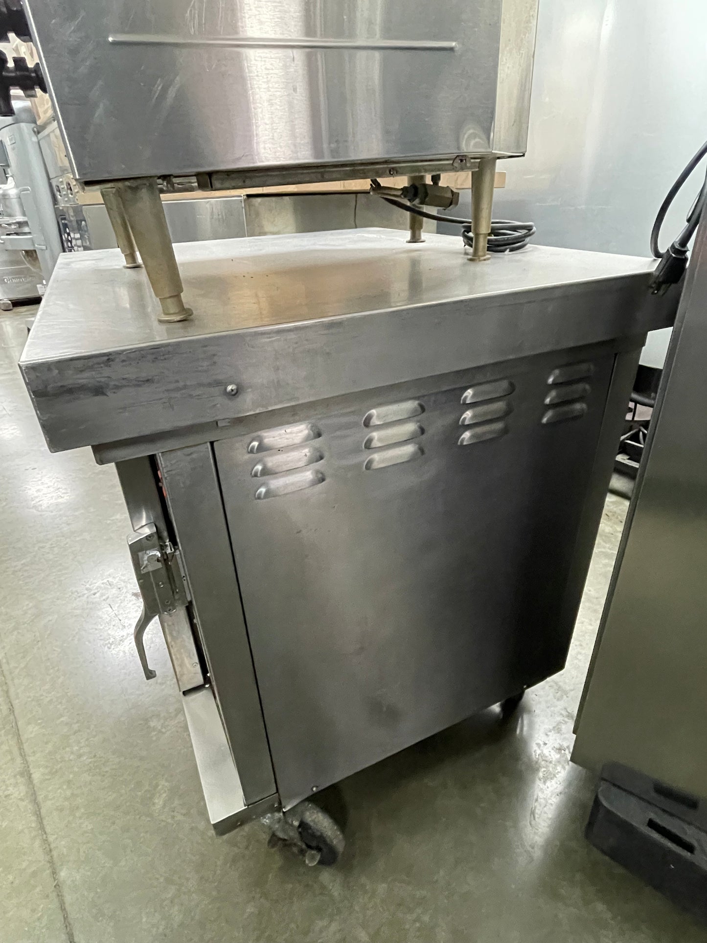 Used Wells M4200-3S Half Size Vented Convection Oven on Casters 208V 3 Ph