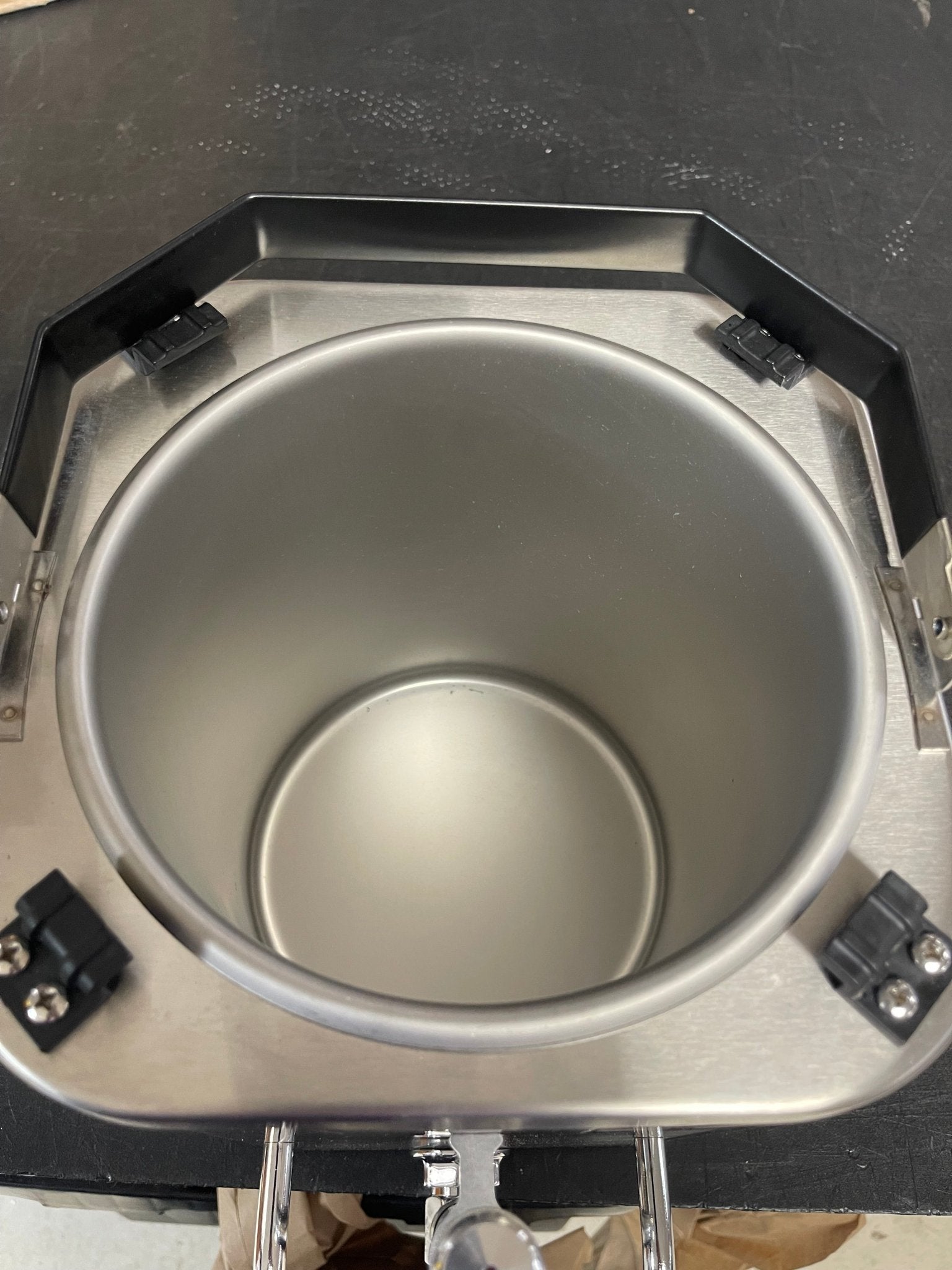 New Grindmaster Cecilware ACS - LLST 1.5 Gallon Coffee Server Dispenser with Locking Lid - Falcon Restaurant Supply - 7