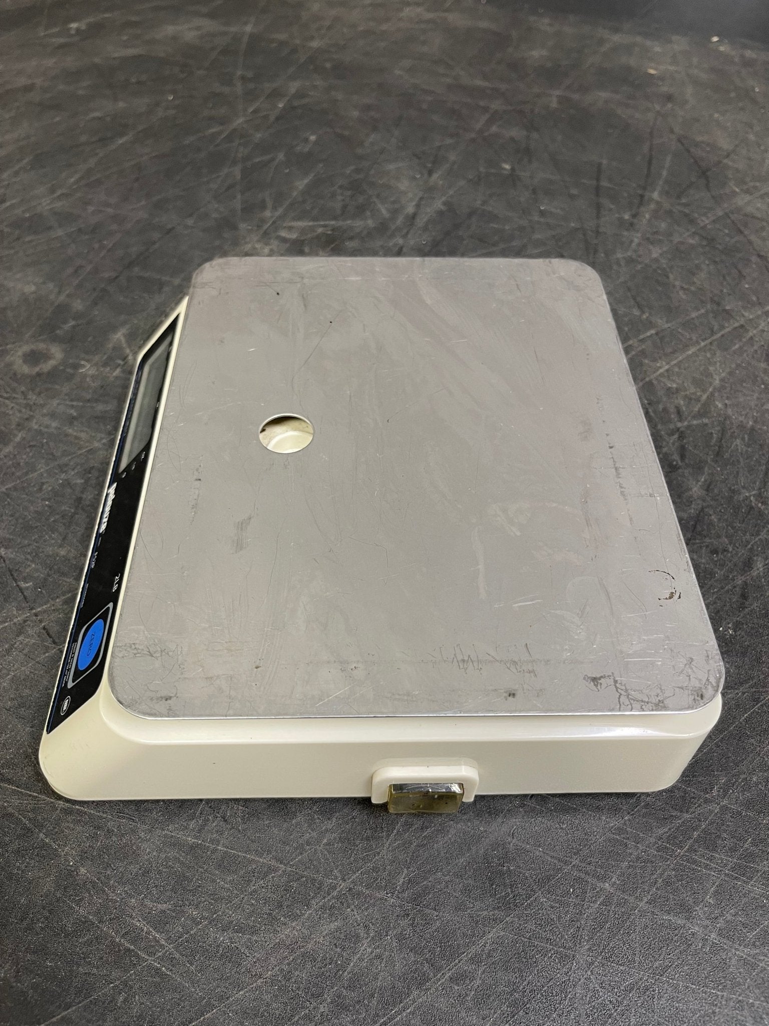 Used Rubbermaid® Pelouze® FS2P Digital Portion Control Scale - 2lb - Falcon Restaurant Supply - 4