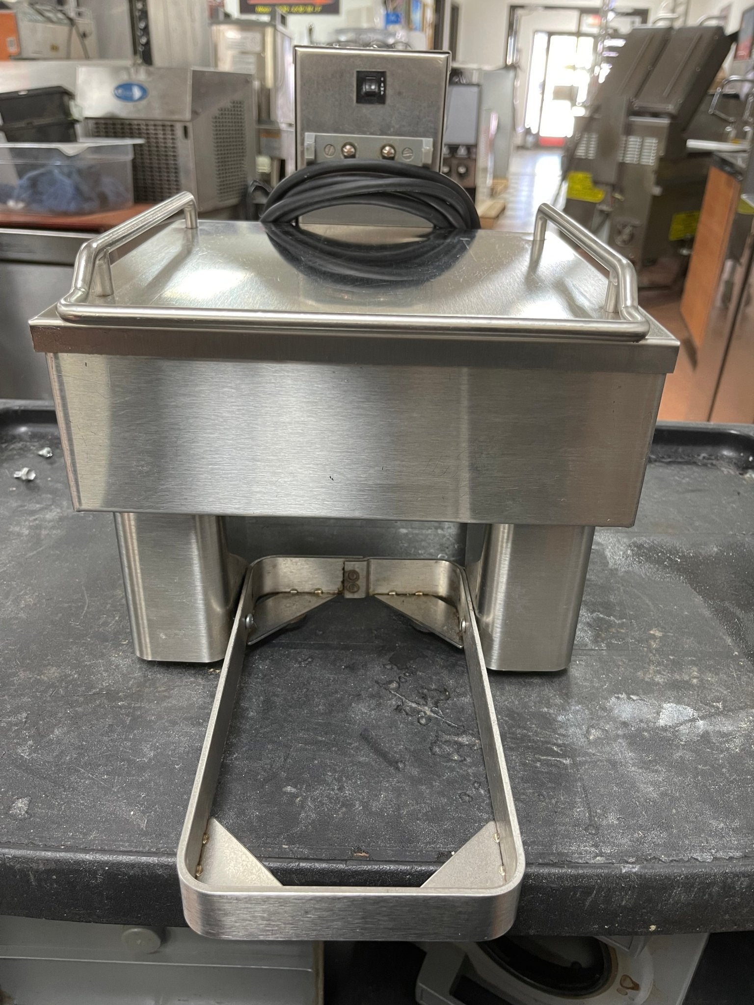 Used Bunn 27825.0007 Soft Heat Stainless Steel Coffee Docking Station - 120V SB - Falcon Restaurant Supply - 1